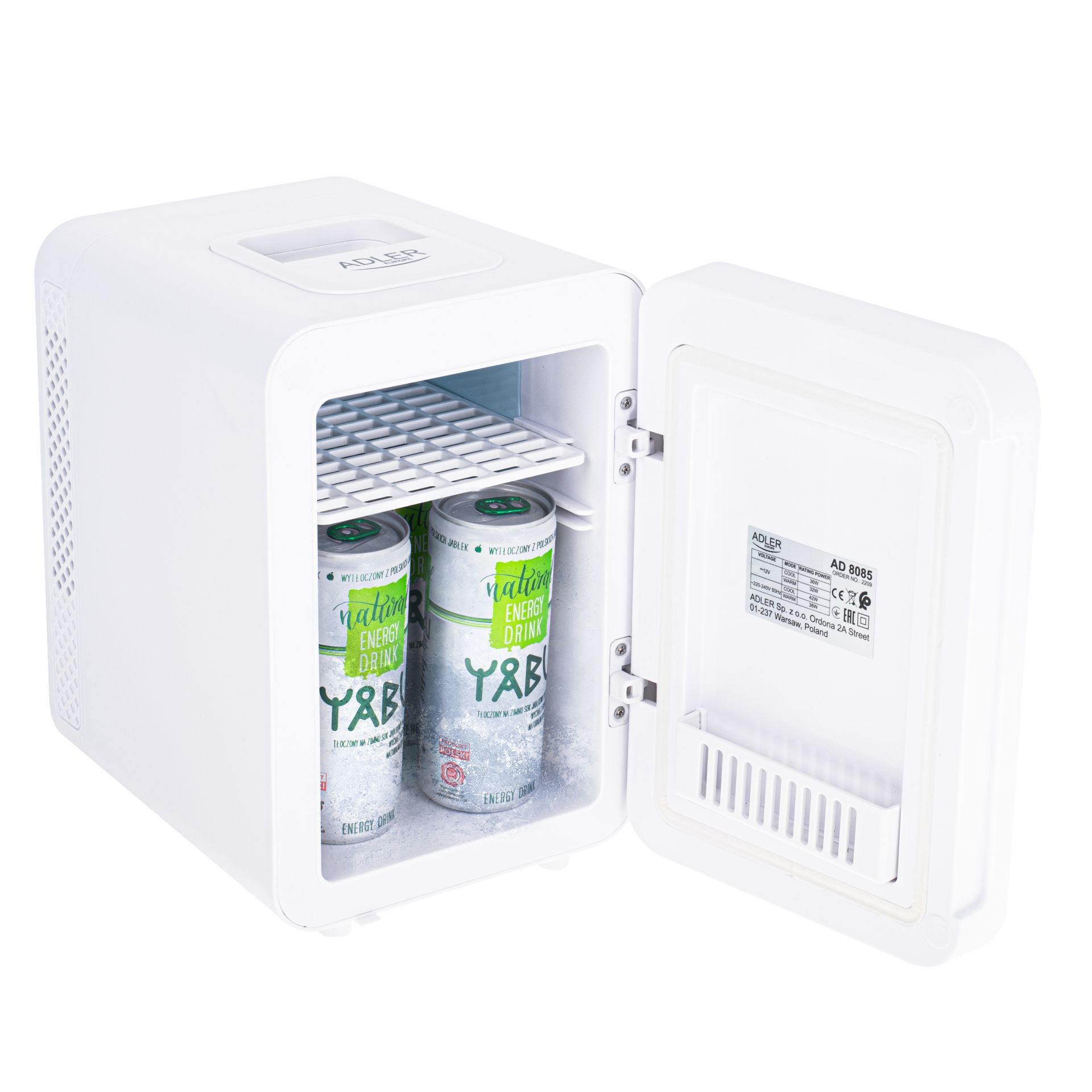 Fehér mini hűtőszekrény nyitott ajtóval, két energiaitalos dobozzal.