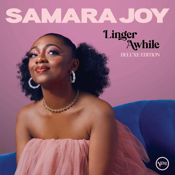 Albumcover von Samara Joy, trägt ein rosa Kleid, lächelt. Das Album trägt den Titel Linger Awhile.