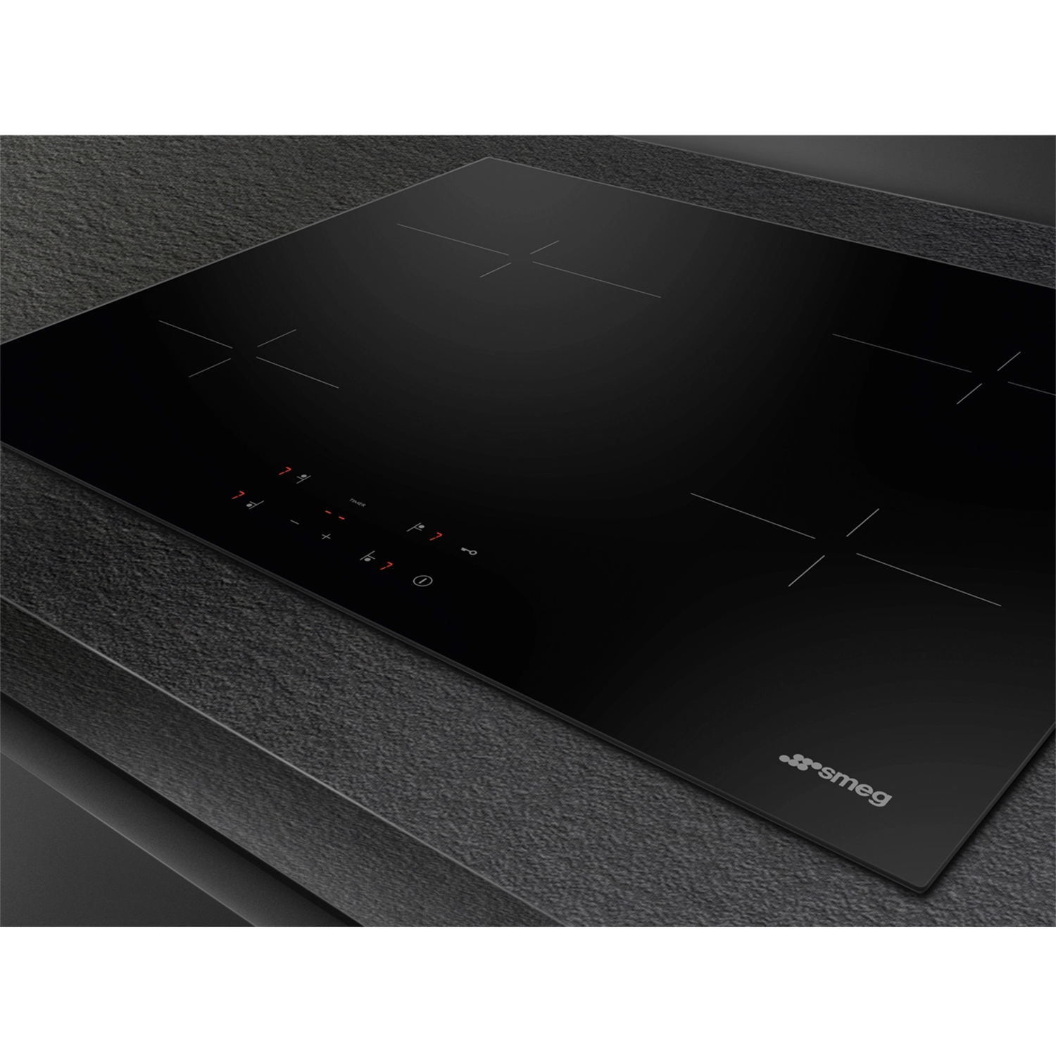 Piano cottura a induzione nero con comandi touch e logo Smeg su superficie nera.