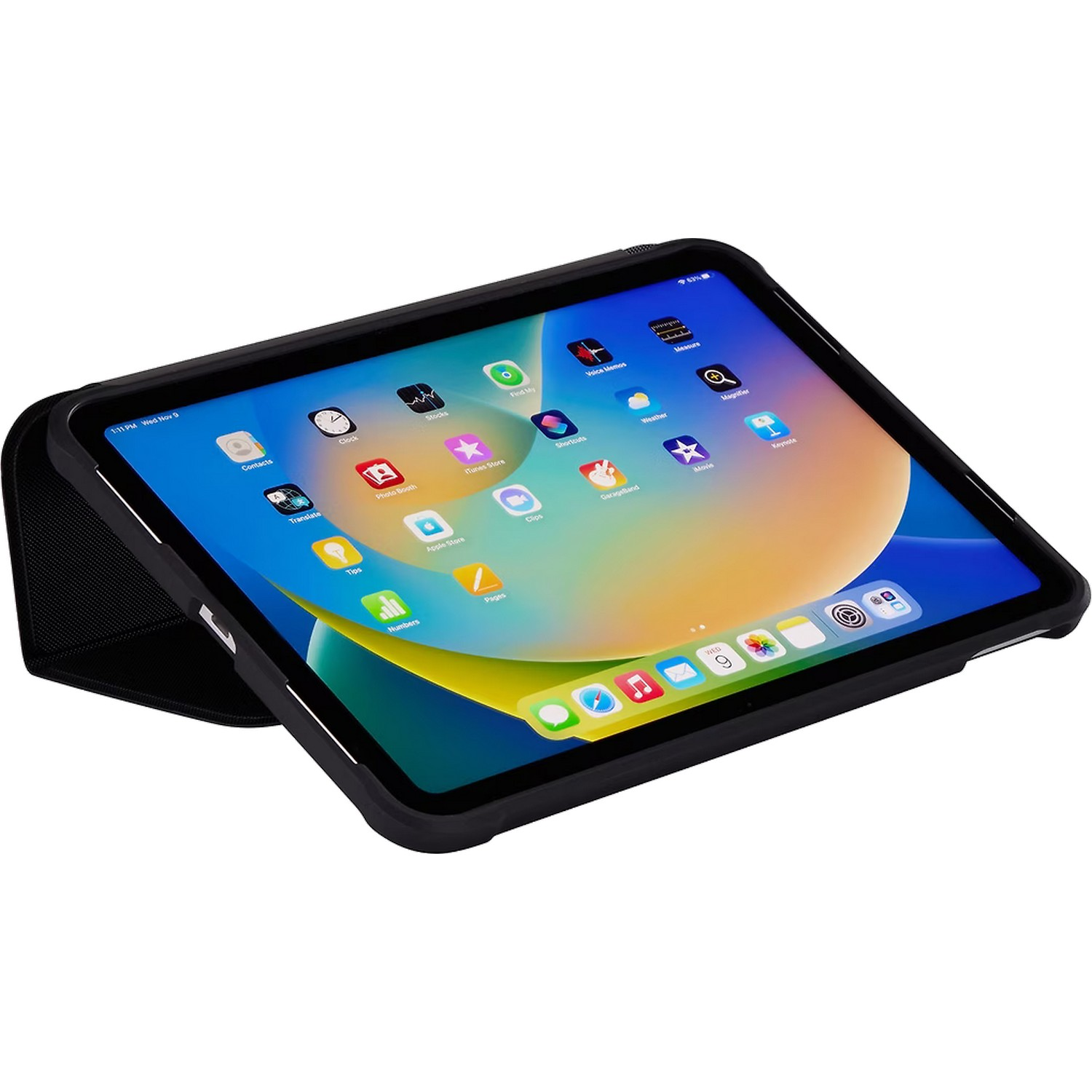 Un iPad dans un étui noir, posé pour être visualisé sur une surface blanche.