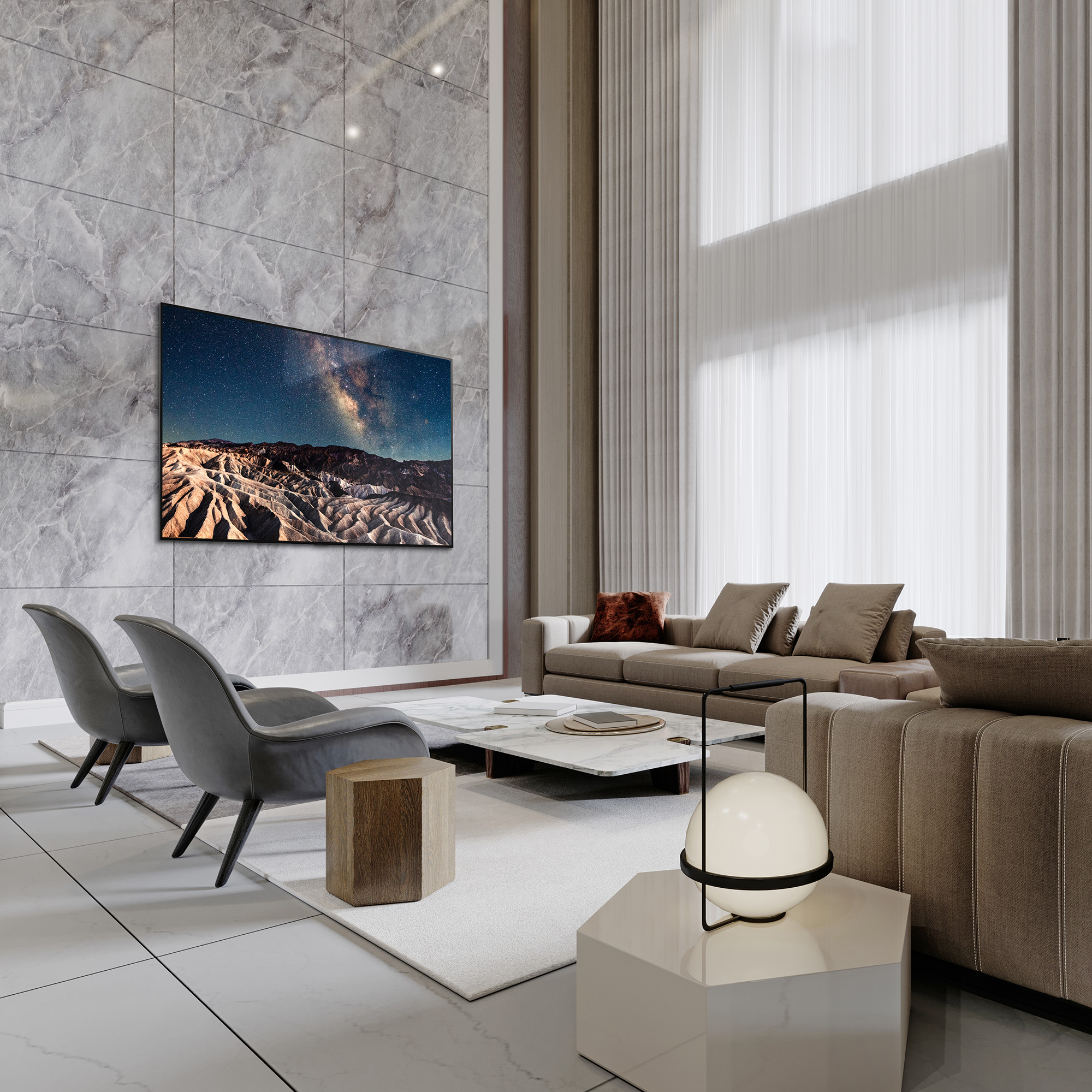 Una sala de estar moderna con paredes de mármol, un televisor grande, muebles modernos y una ventana grande con cortinas.