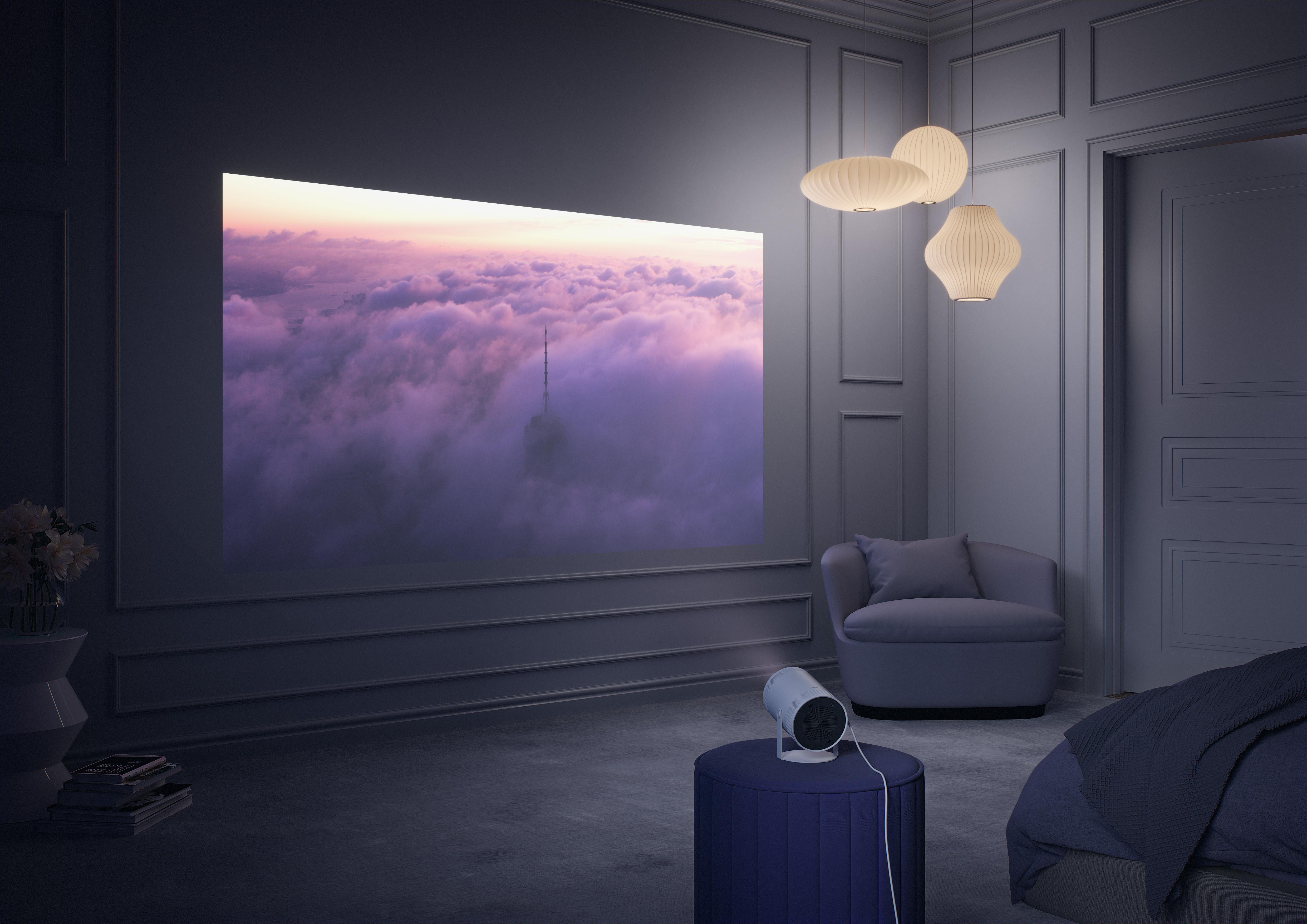 Raum mit projiziertem Wolkenbild, Projektor und zwei Hängelampen.