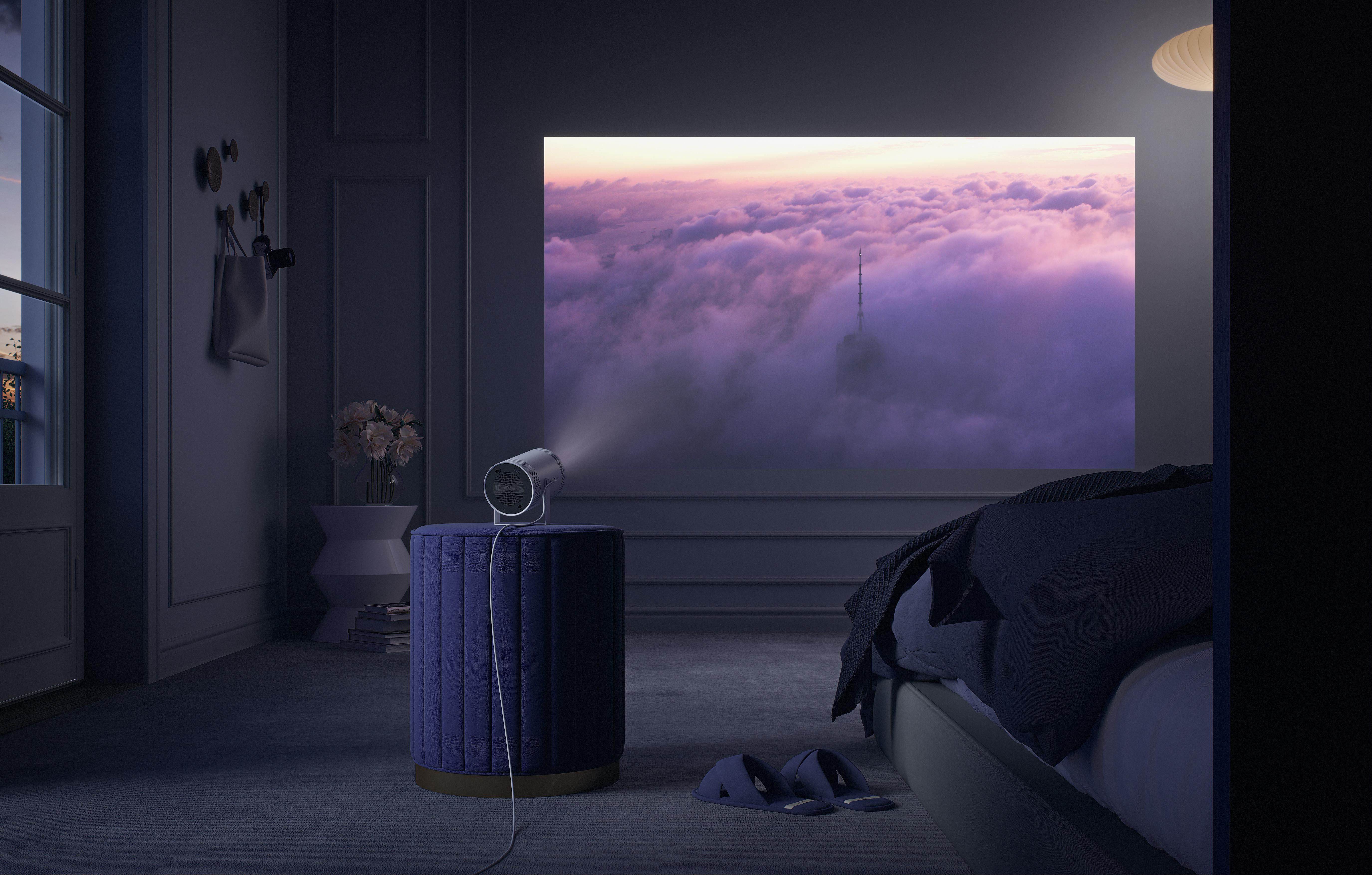 Projektor, der eine Wolkenhimmelszene auf eine Wand projiziert. In einem dunklen Raum.
