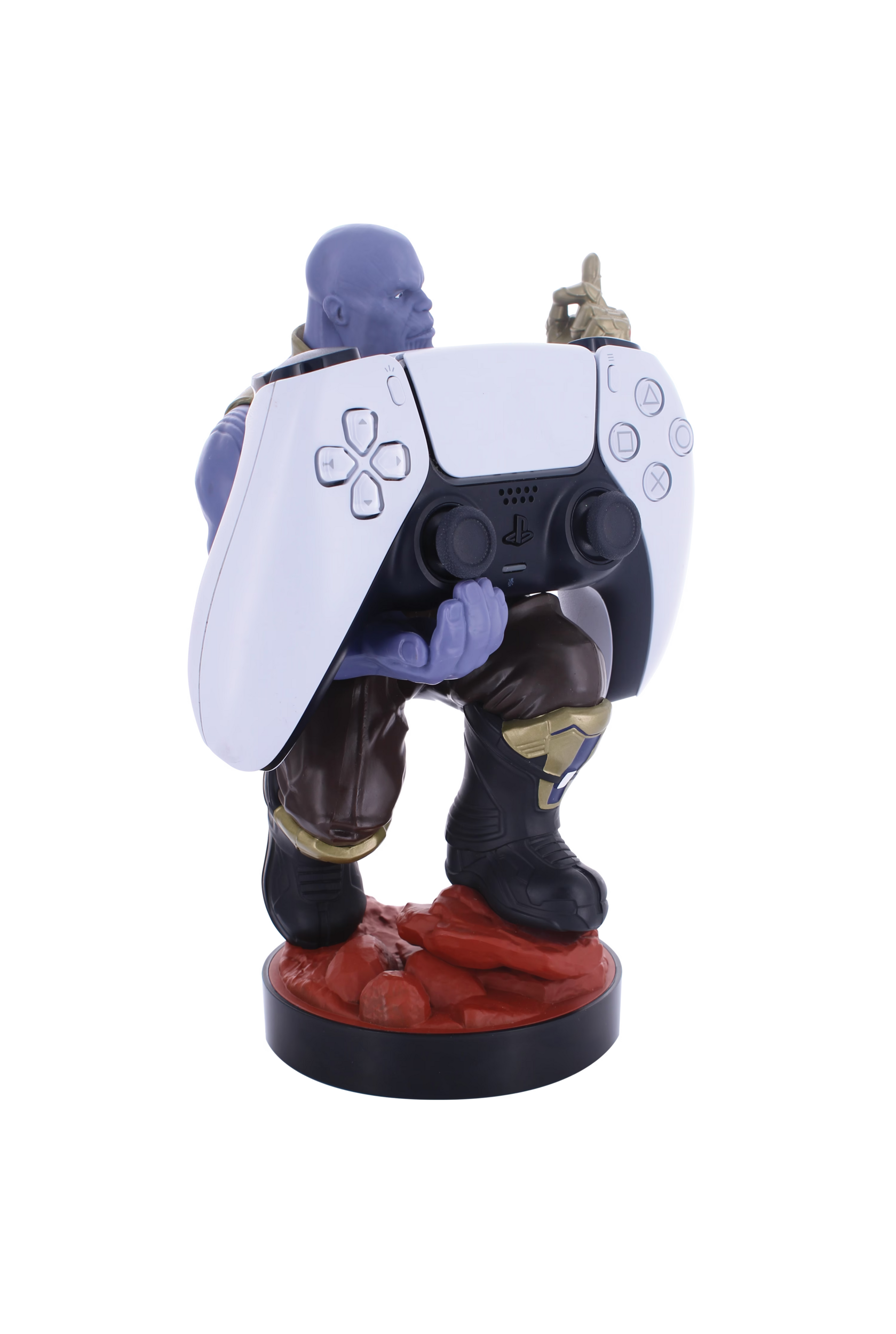 Eine Thanos-Figur, die einen weißen und schwarzen Playstation 5 Controller hält. Er steht auf roter Basis.