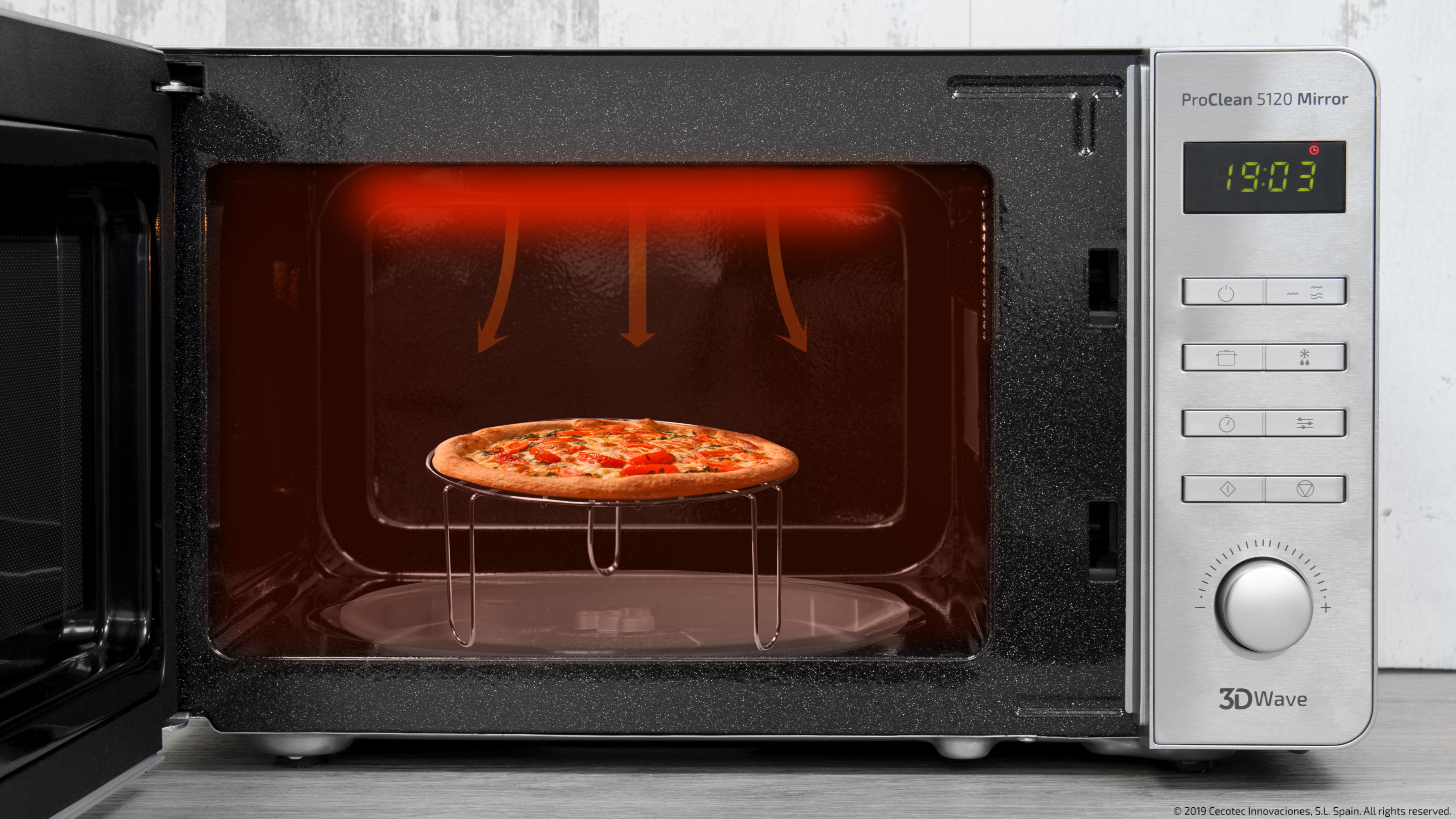 Dentro de un microondas, una pizza en una rejilla se está calentando. Las flechas indican el flujo.