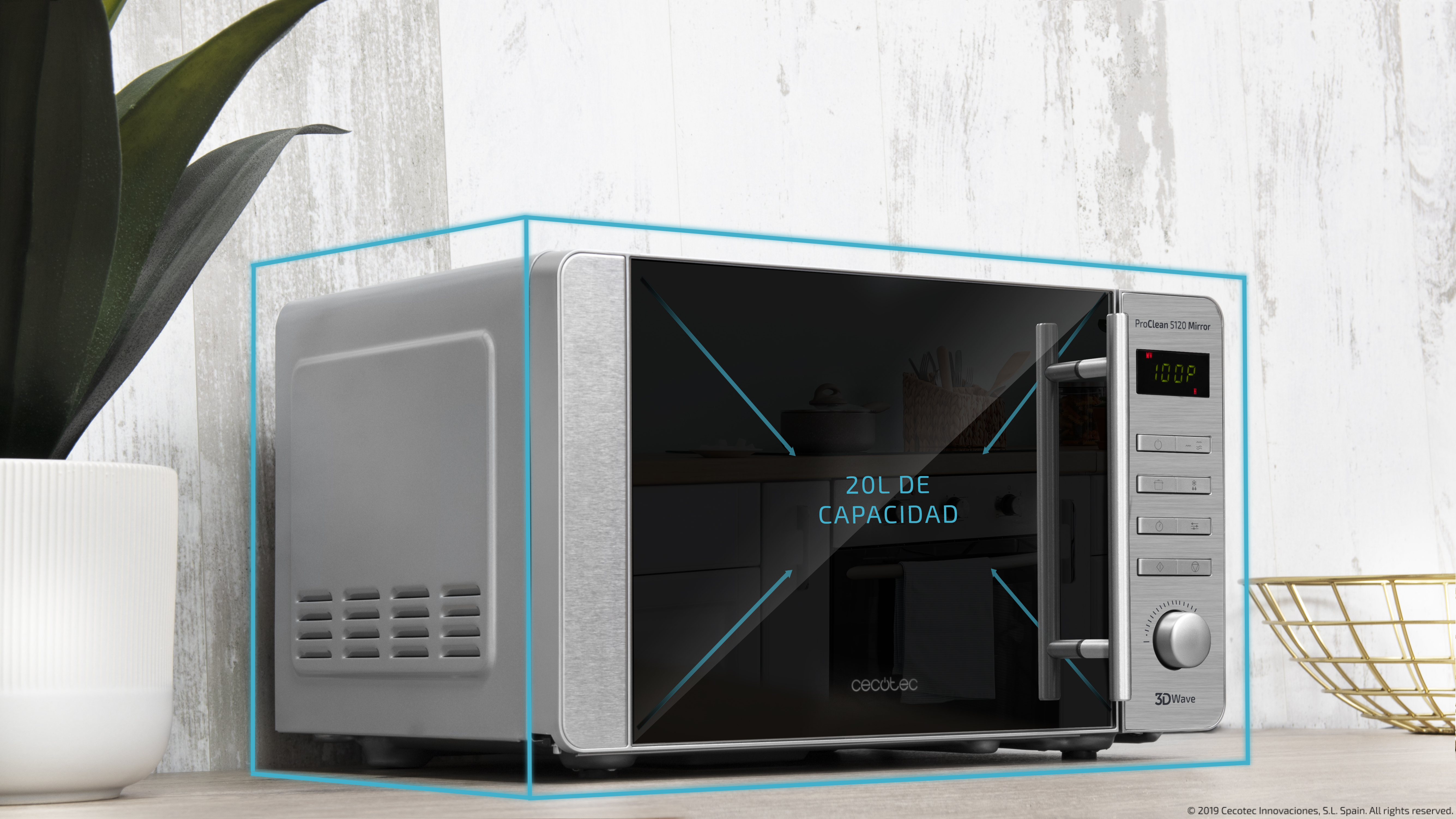 Un horno microondas gris con puerta negra y superficie de madera.