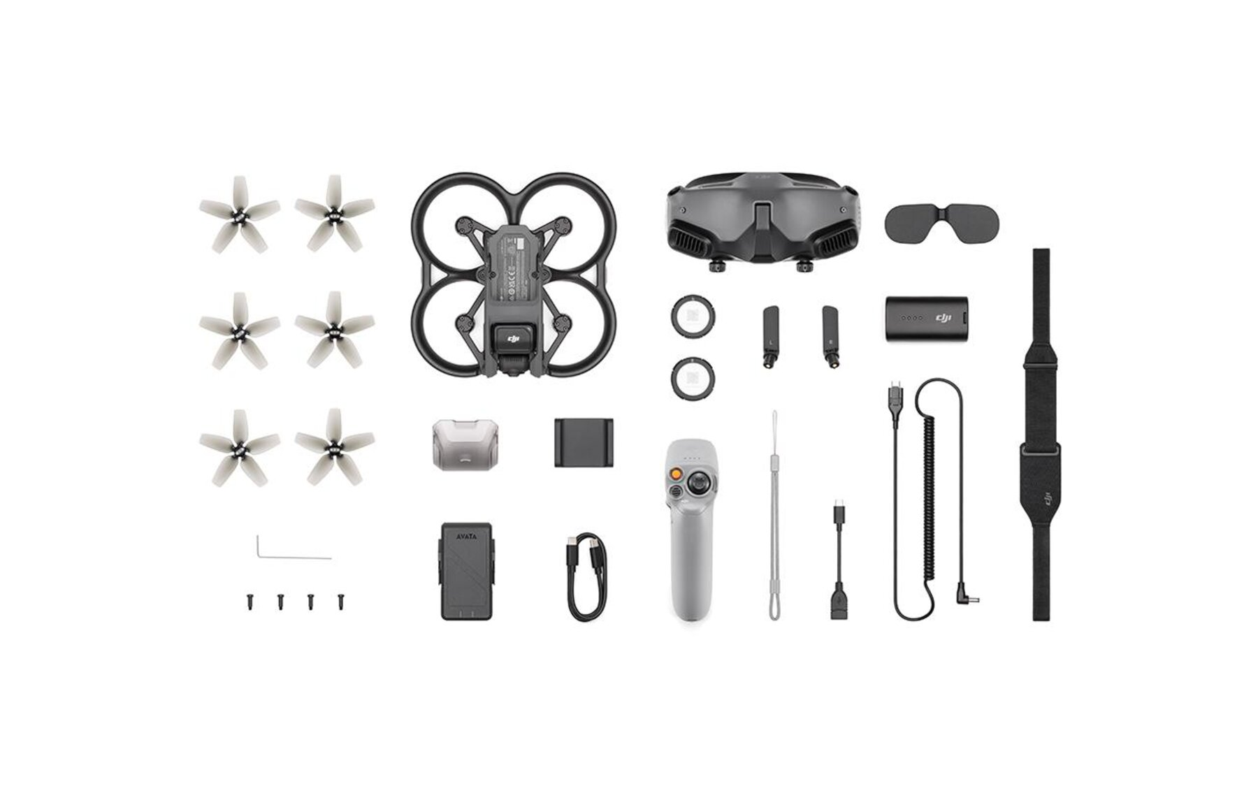 Beyaz bir arka plan üzerinde çoklu aksesuarlarıyla DJI Avata drone kiti.
