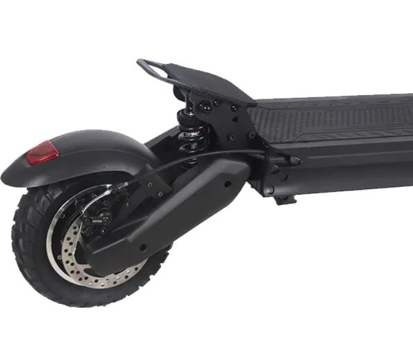 Siyah elektrikli scooter arka tekerleği. Disk freni ve kırmızı bir ışığı var.