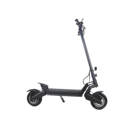 Beyaz arka plan üzerinde siyah elektrikli scooter. Gidon ve tekerlekler görünür durumda duruyor.