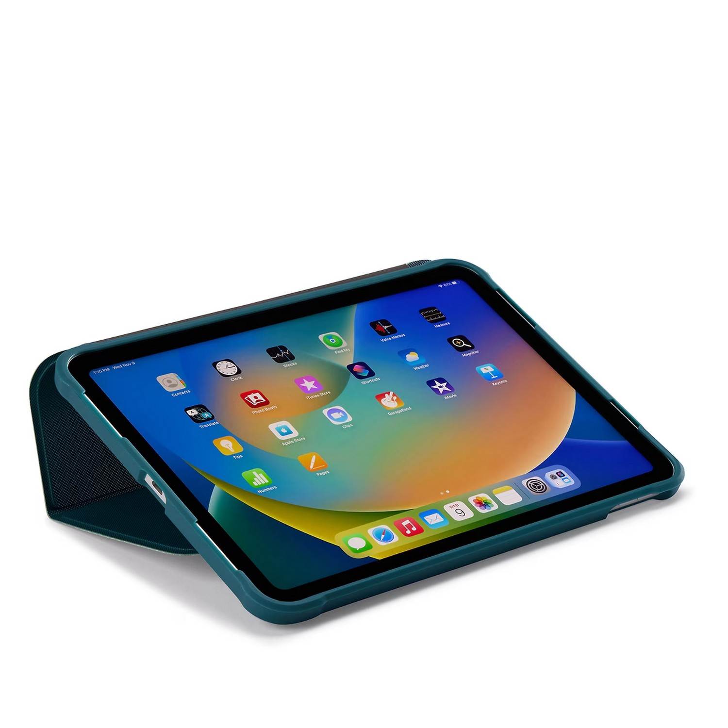 Un iPad dans un étui bleu canard. L'écran affiche une interface iPad avec des icônes d'applications.