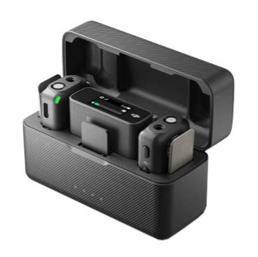 Czarna walizka ładująca DJI z dwoma mikrofonami i odbiornikiem. Otwarta pokrywa pokazująca urządzenia.