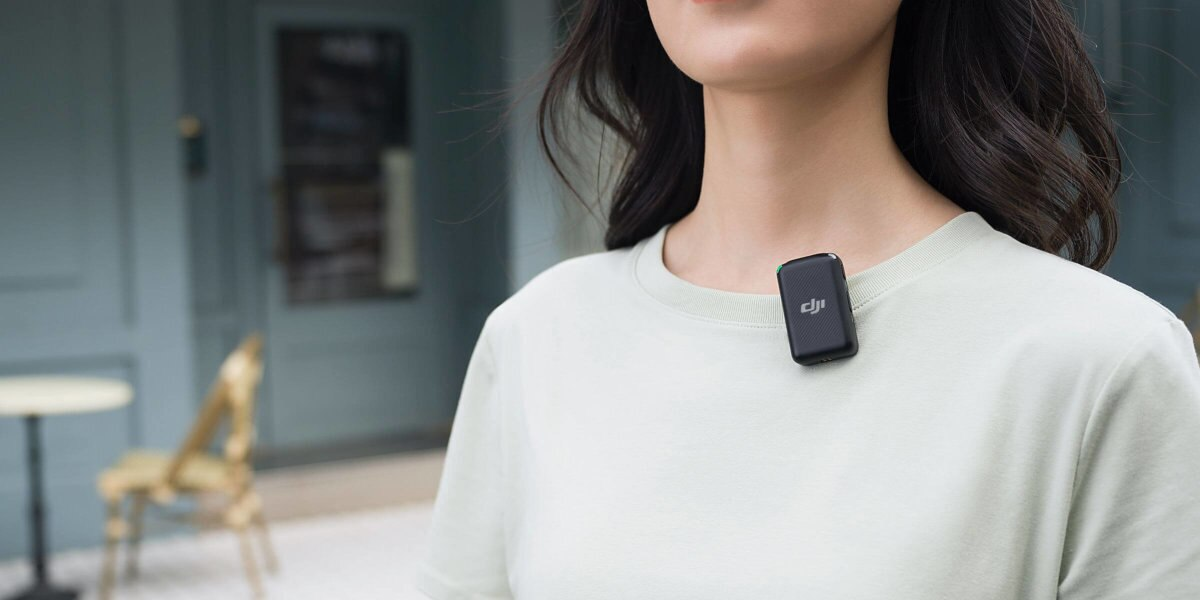 Kobieta nosząca mały czarny mikrofon przypięty do koszuli. Mikrofon ma logo DJI.
