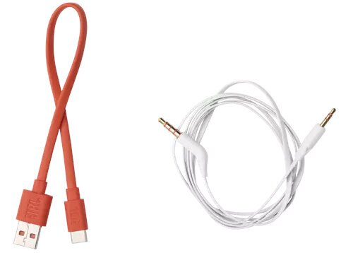 Pomarańczowe i białe kable audio ze złączami, białe tło.