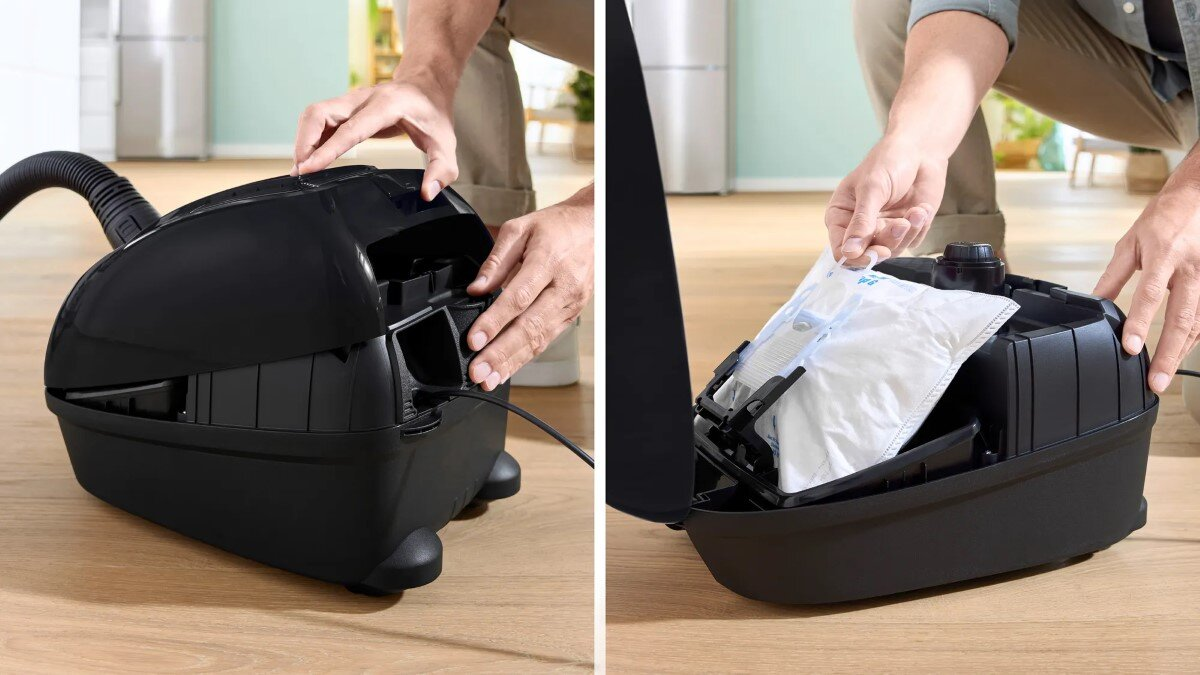 Dwa obrazy przedstawiają czarny odkurzacz. Ręka otwiera go, aby odsłonić filtr i worek.