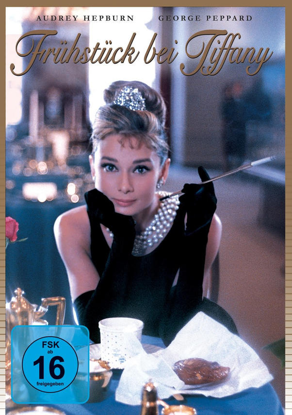 DVD-Cover für Frühstück bei Tiffany. Audrey Hepburn in schwarzem Kleid, Perlen, raucht eine Zigarette. Dunkler Hintergrund.