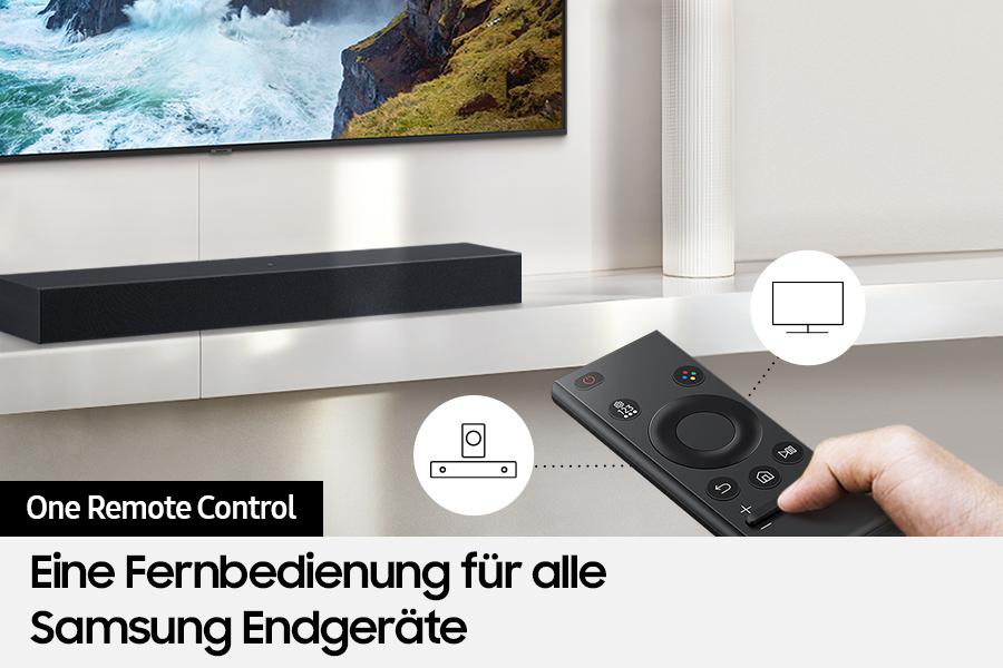 Eine Samsung Soundbar und Fernbedienung. Die Soundbar steht auf einem weißen Regal. Text: 'One Remote Control'.