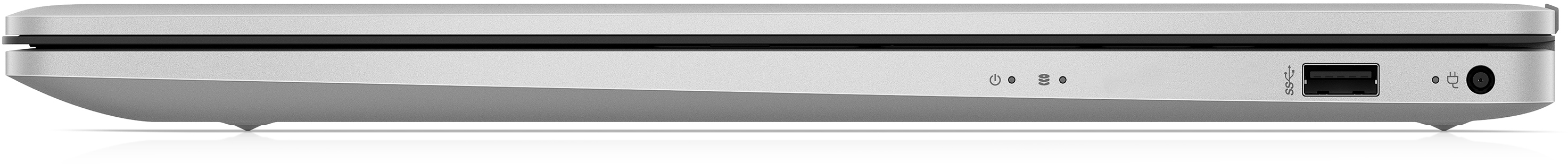 Seitenansicht eines silbernen Laptops mit USB-, Lade- und Audioanschlüssen auf weißer Oberfläche.