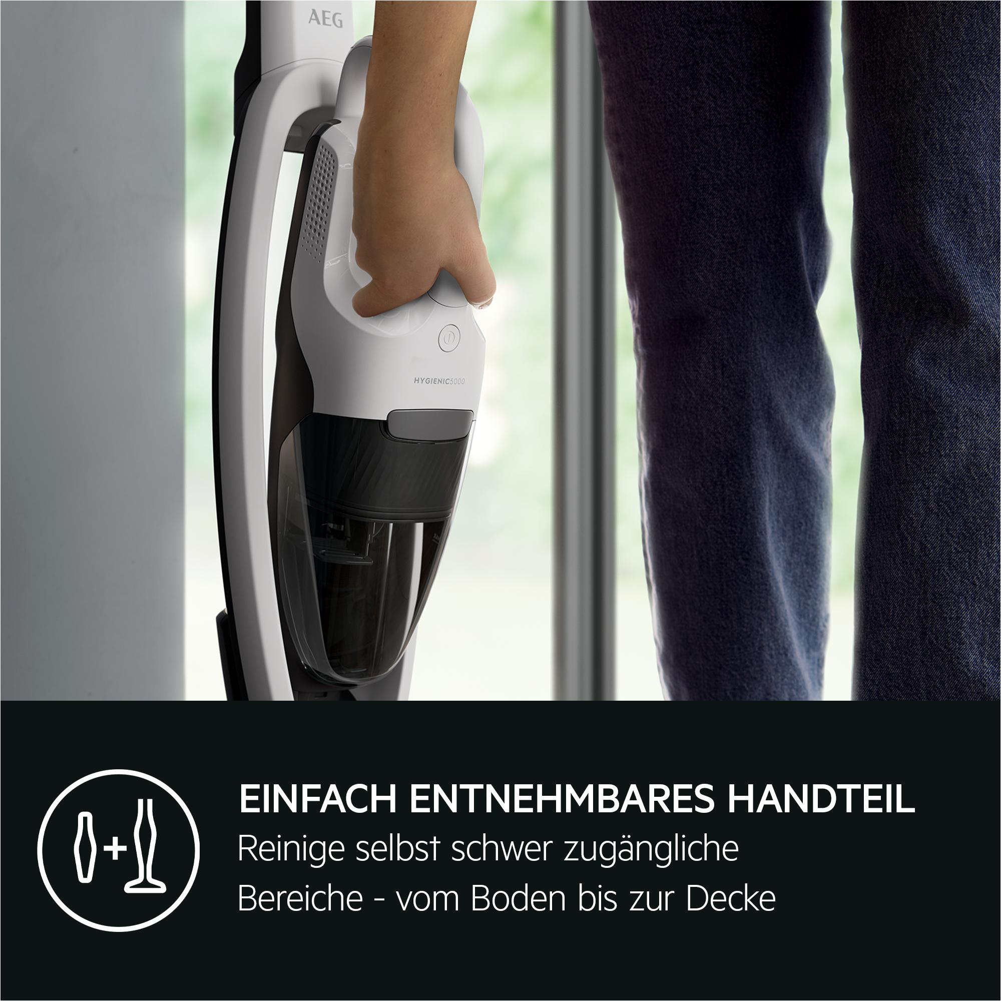 Die Hand einer Person, die einen Staubsauger hält.