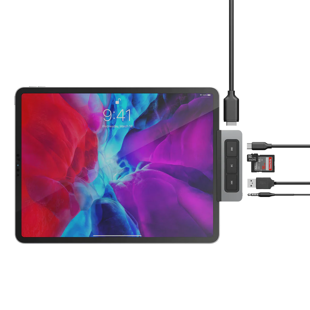 Un iPad conectado a un concentrador USB con accesorios: cable USB-C, tarjeta SD, conector de audio y botones.