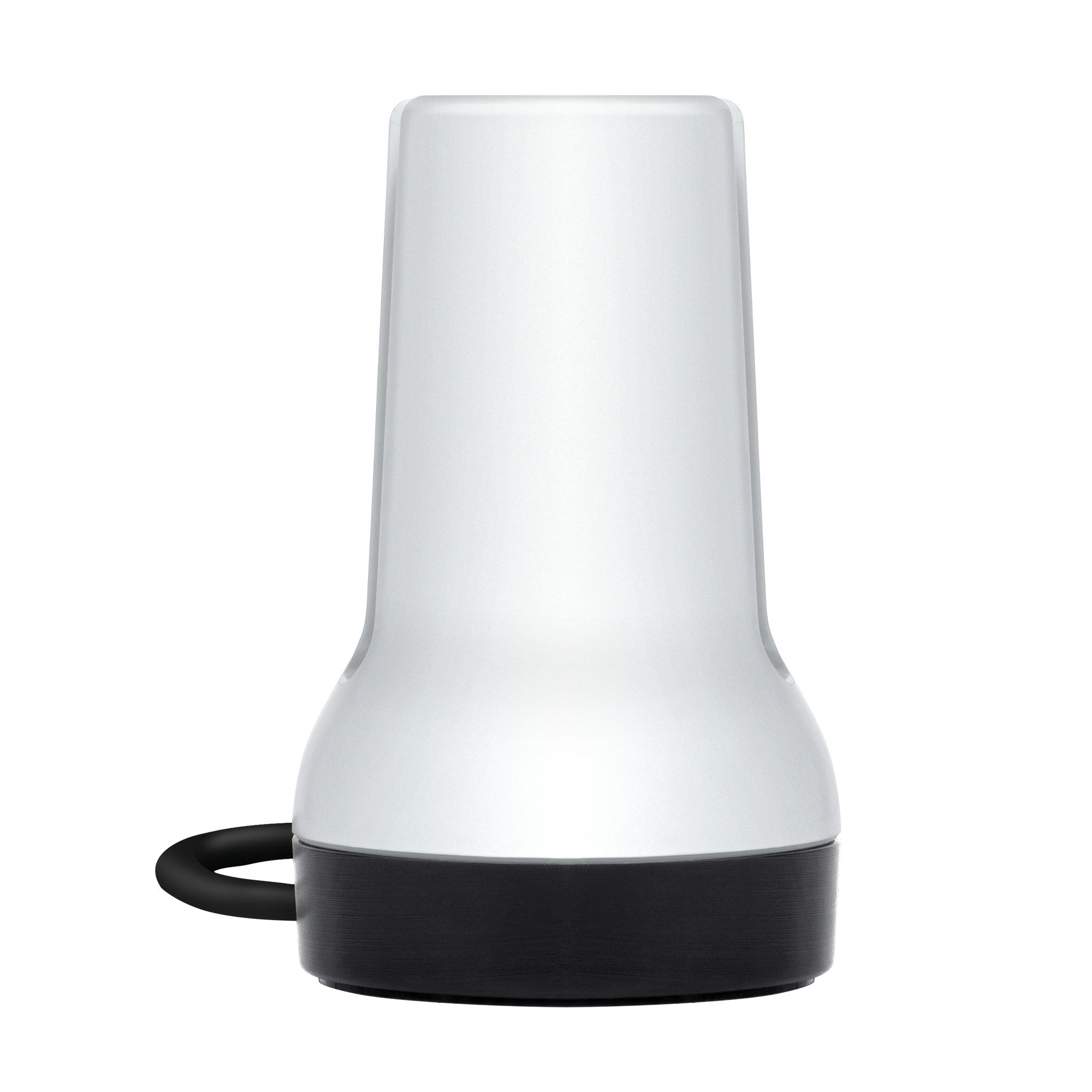 Eine weiße Lampe mit schwarzem Sockel und Griff, zeigt ein glattes, geschwungenes Design.