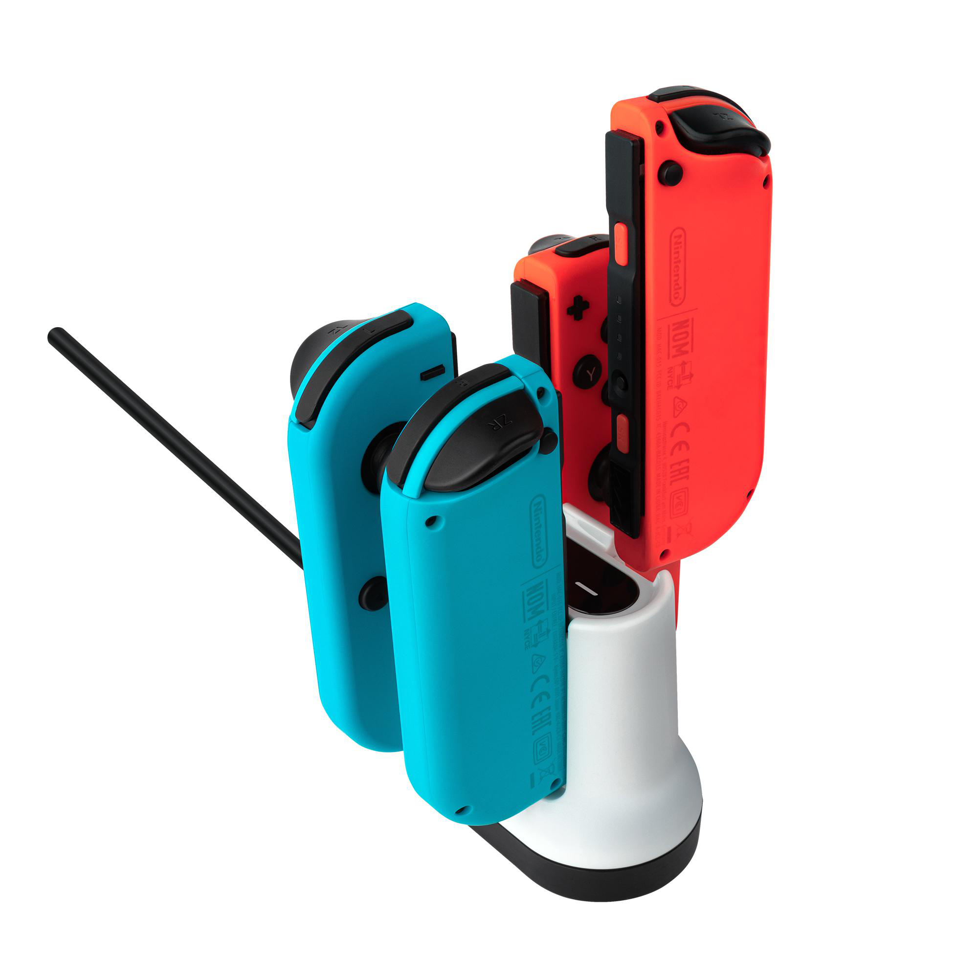 Drei Nintendo Switch Joy-Cons auf einer Ladestation. Zwei blaue, einer rot. Weiße Dockingstation mit schwarzem Kabel.