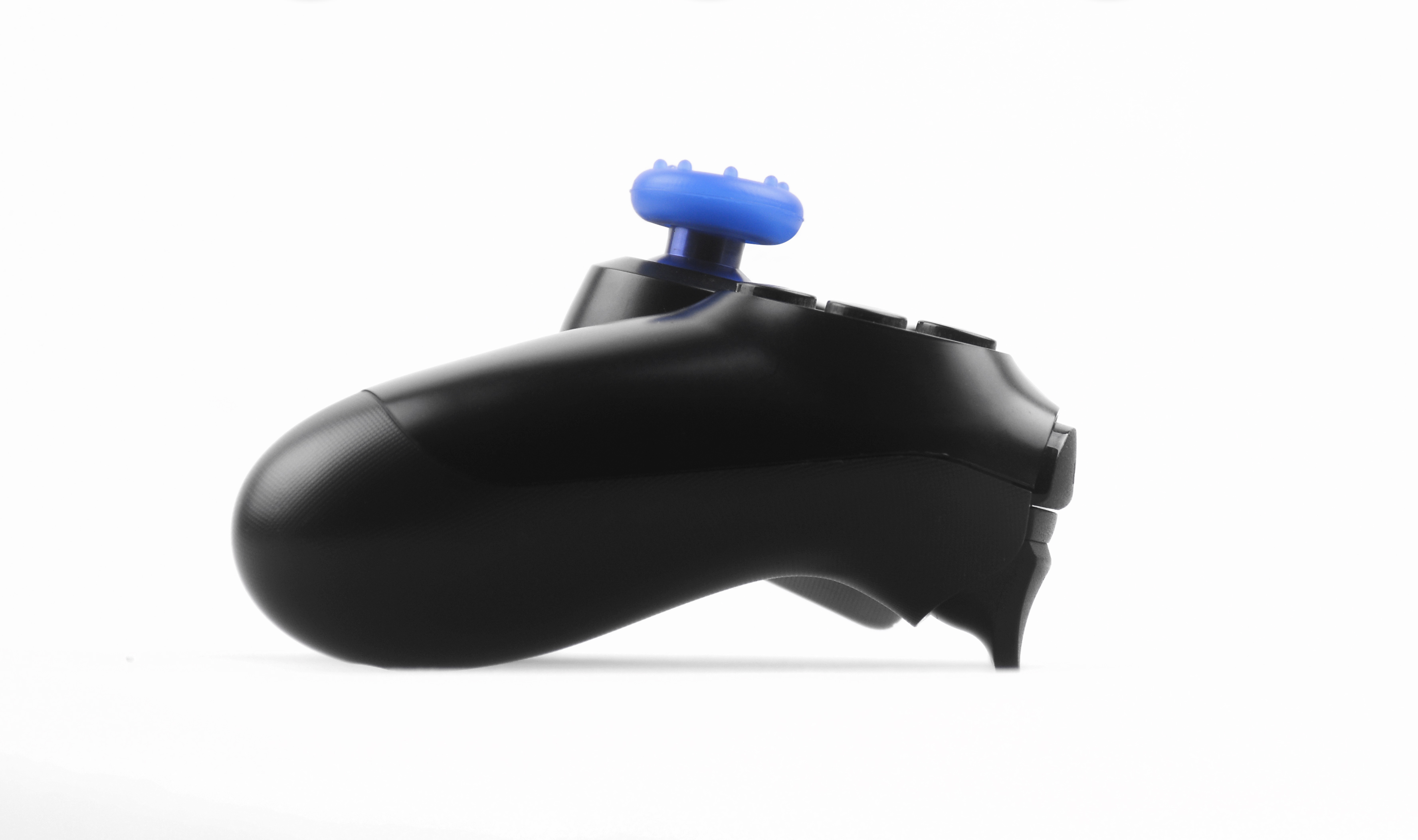 Ein schwarzer Gamecontroller mit einem blauen Joystick.