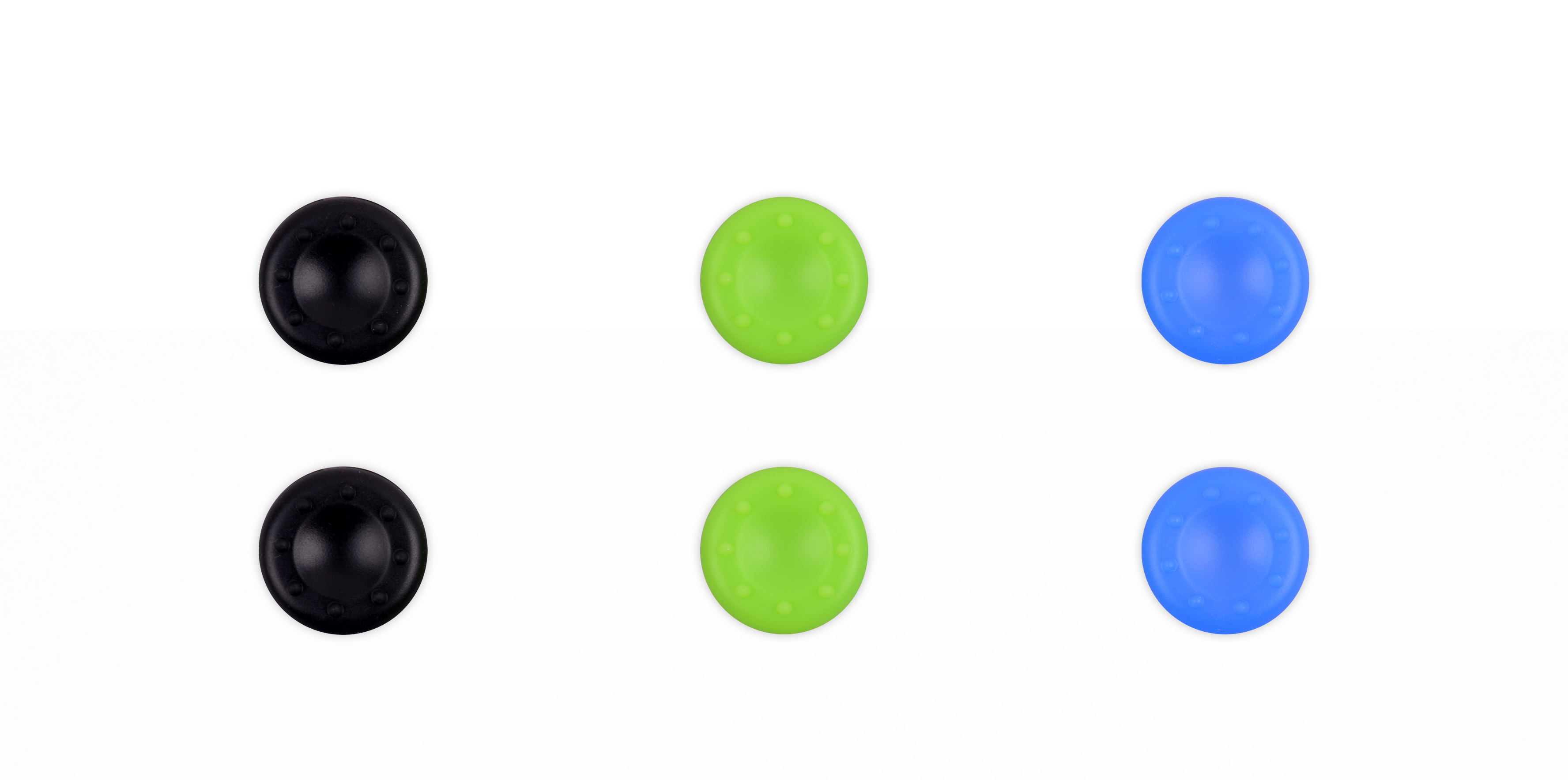 Sechs farbige Joystick-Tasten: schwarz, grün und blau. In zwei Reihen angeordnet. Weißer Hintergrund.