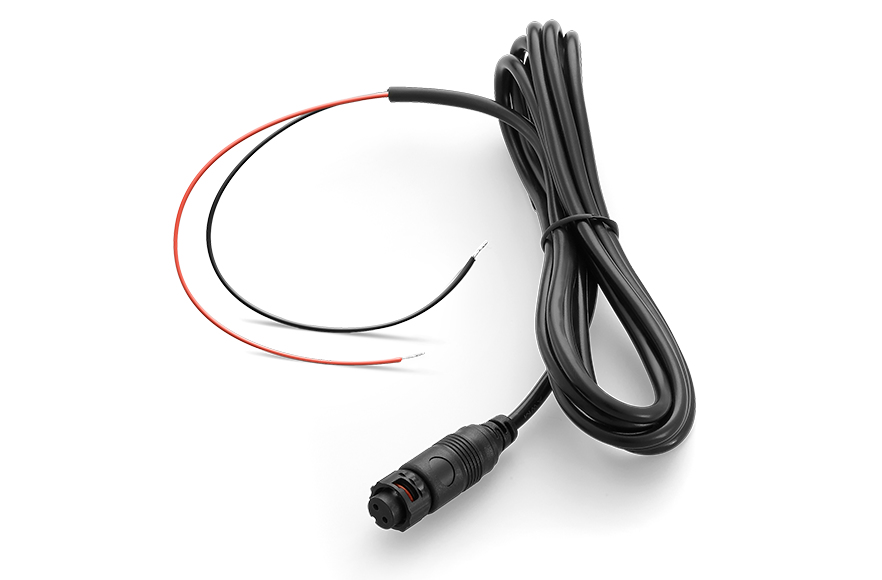Câble noir avec fils rouges et noirs et un connecteur. Isolé sur fond blanc.