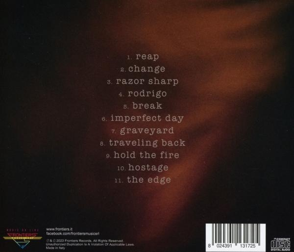 CD-Rückseite mit Titelliste und Barcode. Dunkler, rauchiger Hintergrund.