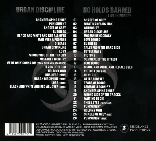 Die Rückseite einer CD mit Titellisten, Bandnamen und Logo auf schwarzem Hintergrund.