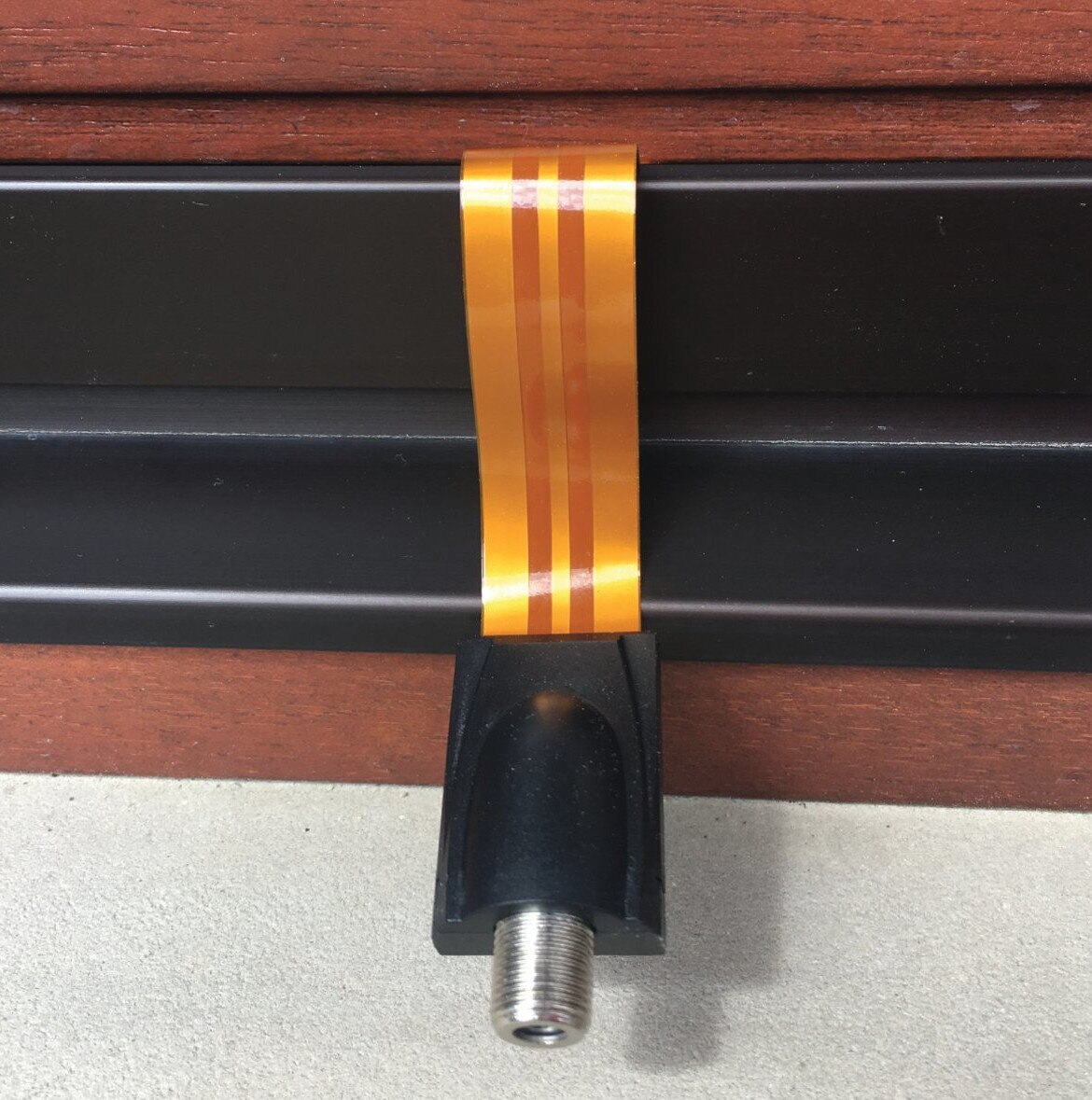 Czarny konektor z złotym kablem taśmowym.