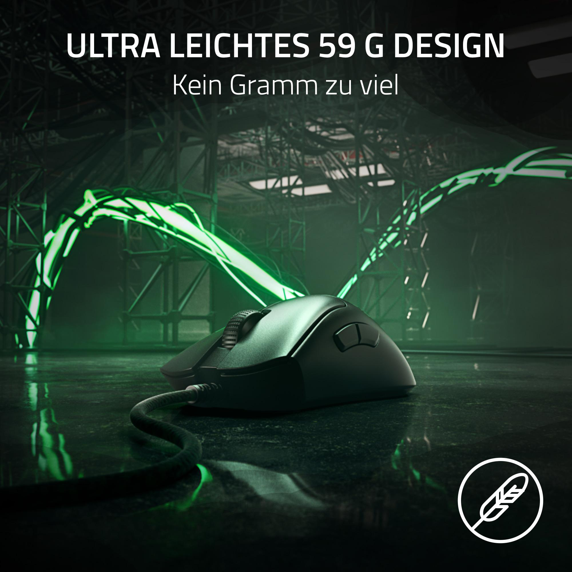 Schwarze Gaming-Maus mit Kabel auf dunkler Oberfläche mit grünen Lichteffekten.