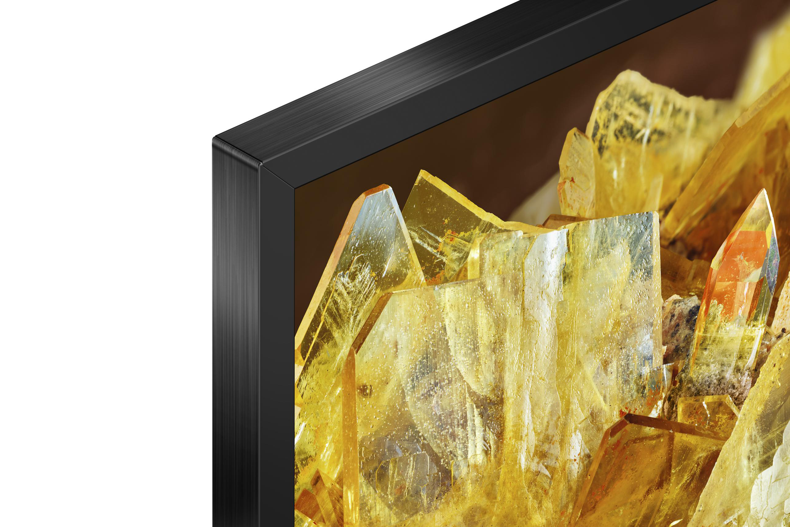 Nahaufnahme des Rahmens eines Fernsehers und gelber Kristalle, mit weißem Hintergrund.
