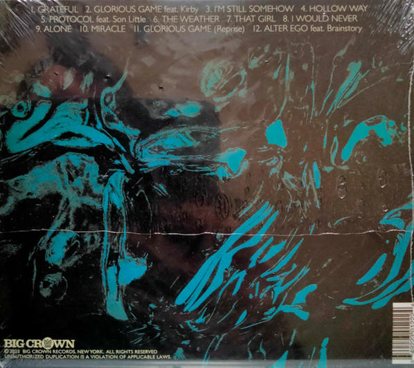 Albumcover mit Titelliste und dunklem, abstraktem, türkisblauem Design.