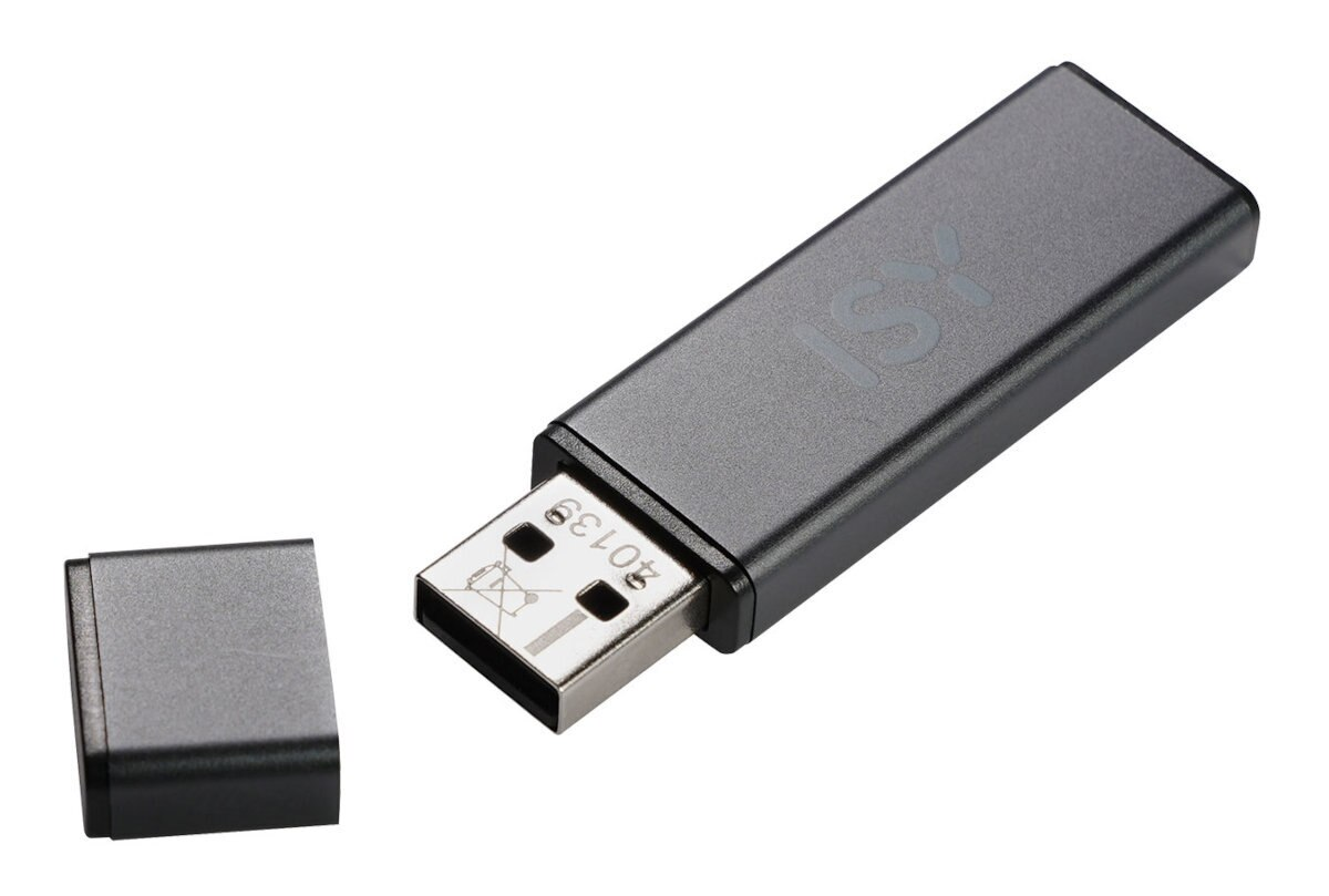 Czarny pendrive z nasadką. Część USB jest srebrna i ma liczby.