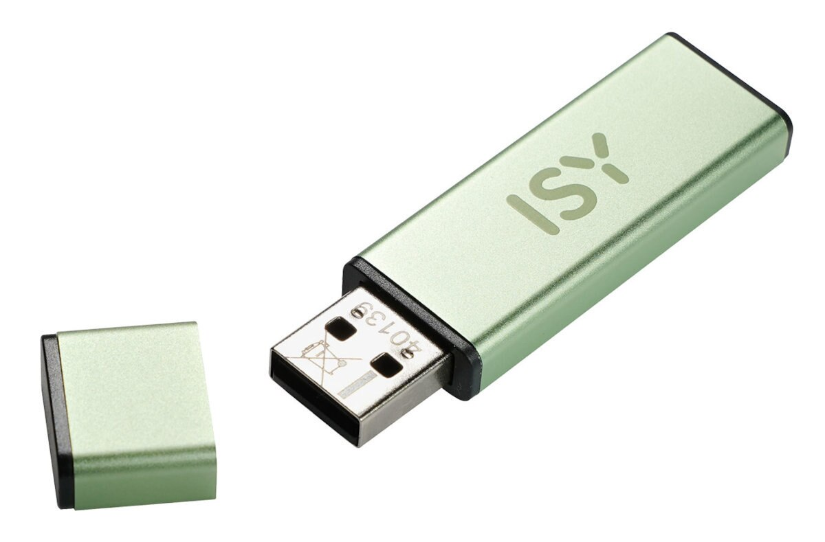 Zielony pendrive z nasadką obok, na białym tle.