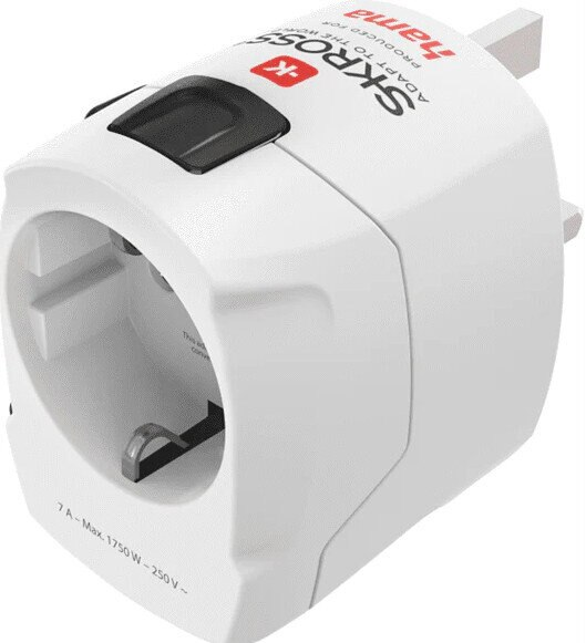 Biała przejściówka podróżna z wtyczką UK i wieloma gniazdami, widok z boku, białe tło.