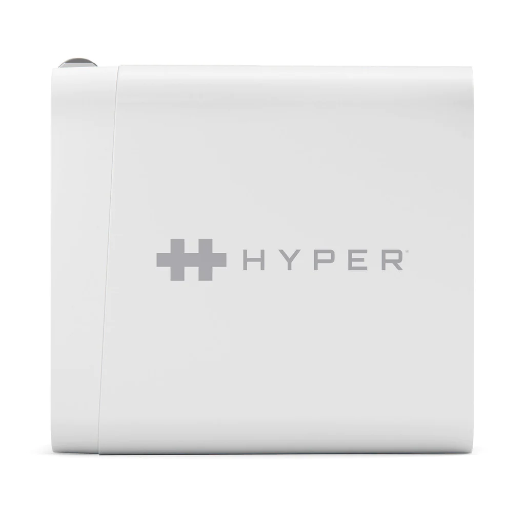 Un pequeño cargador blanco con el logotipo HYPER en la parte delantera.