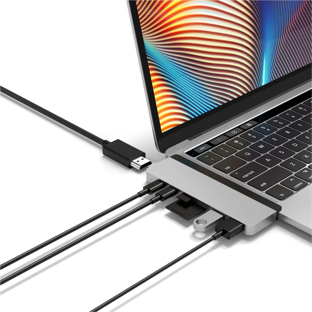 Un portátil con múltiples cables conectados.