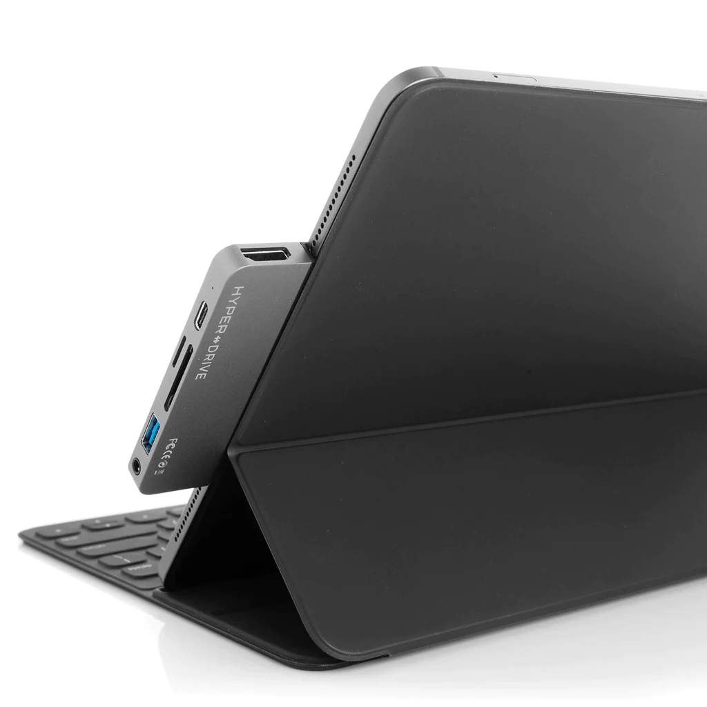 Una tableta con un puerto adjunto y una funda con teclado.