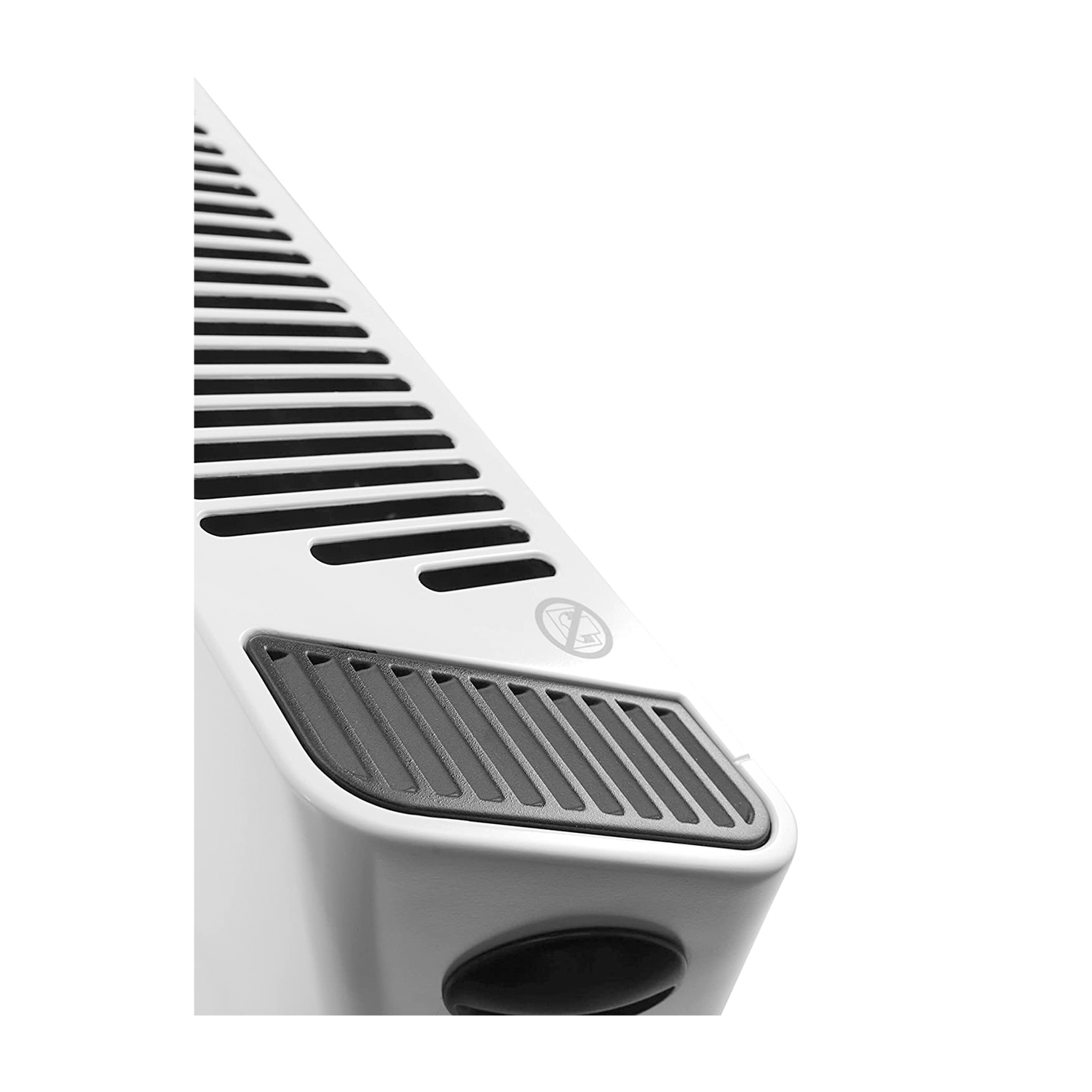 Termosifone elettrico bianco con griglia nera sul davanti, vista angolata.