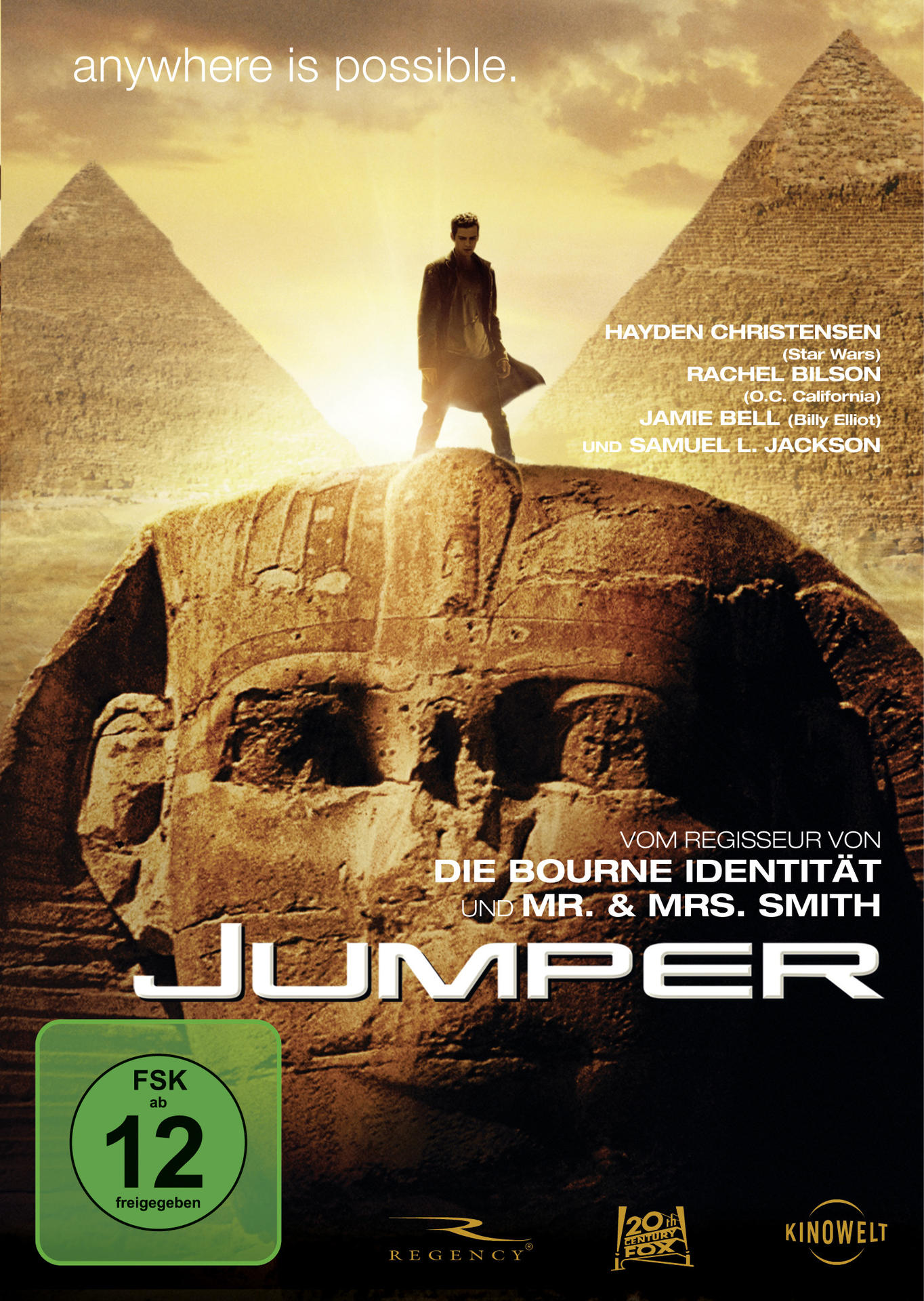 Filmposter mit einem Mann auf einer Sphinx, Pyramiden im Hintergrund und Text.