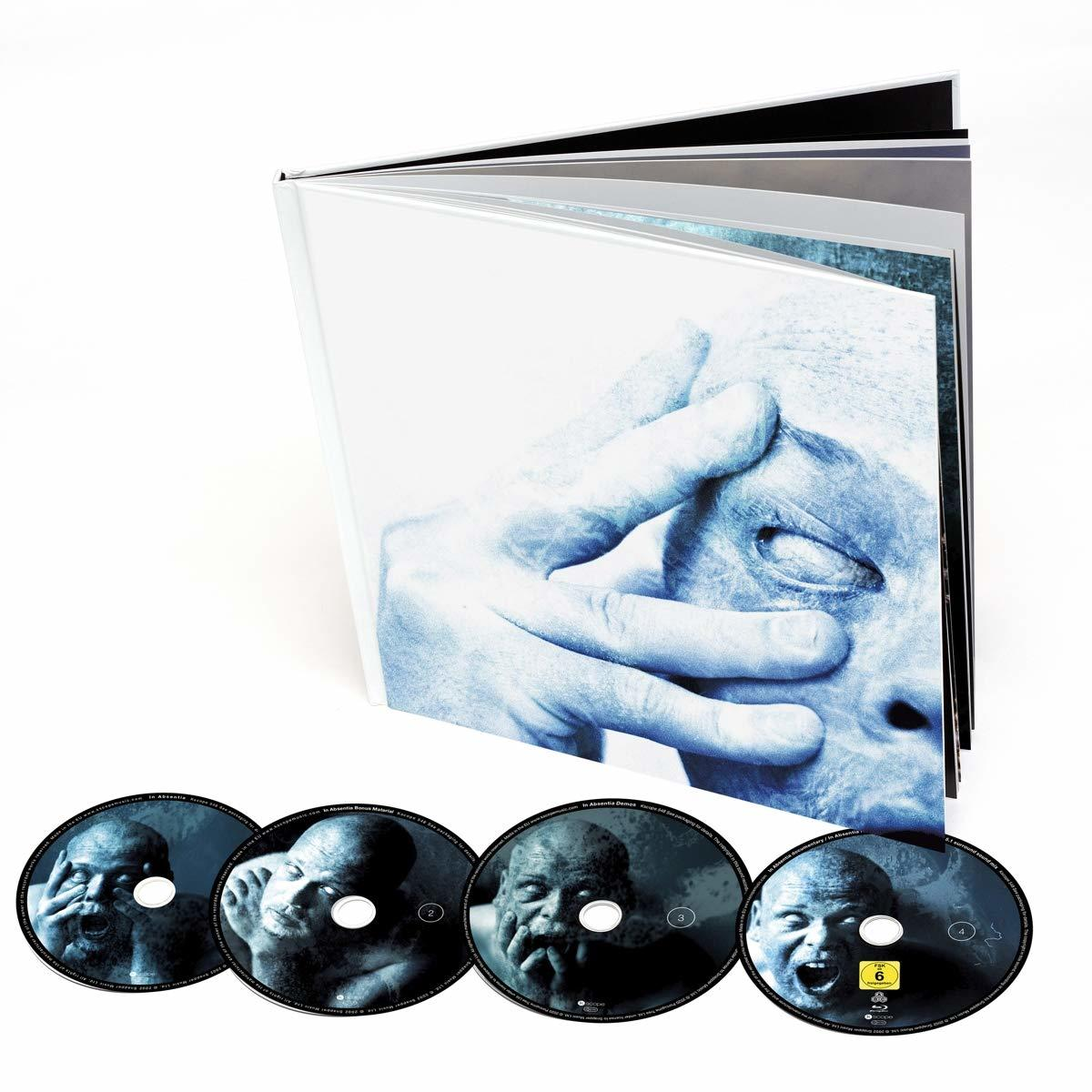 Album borító: arc kézzel a szemen, négy CD alatta.