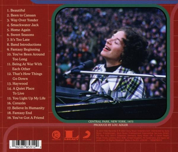 Albumcover mit einer Frau, die auf der Bühne mit einer Band singt, Publikum im Hintergrund, Text-Overlay.
