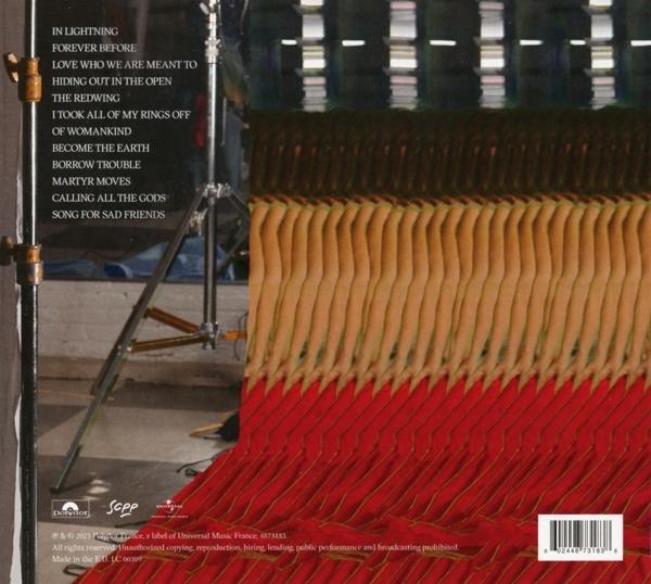 Albumcover mit einer Liste von Titeln und Credits mit Filmset im Hintergrund.