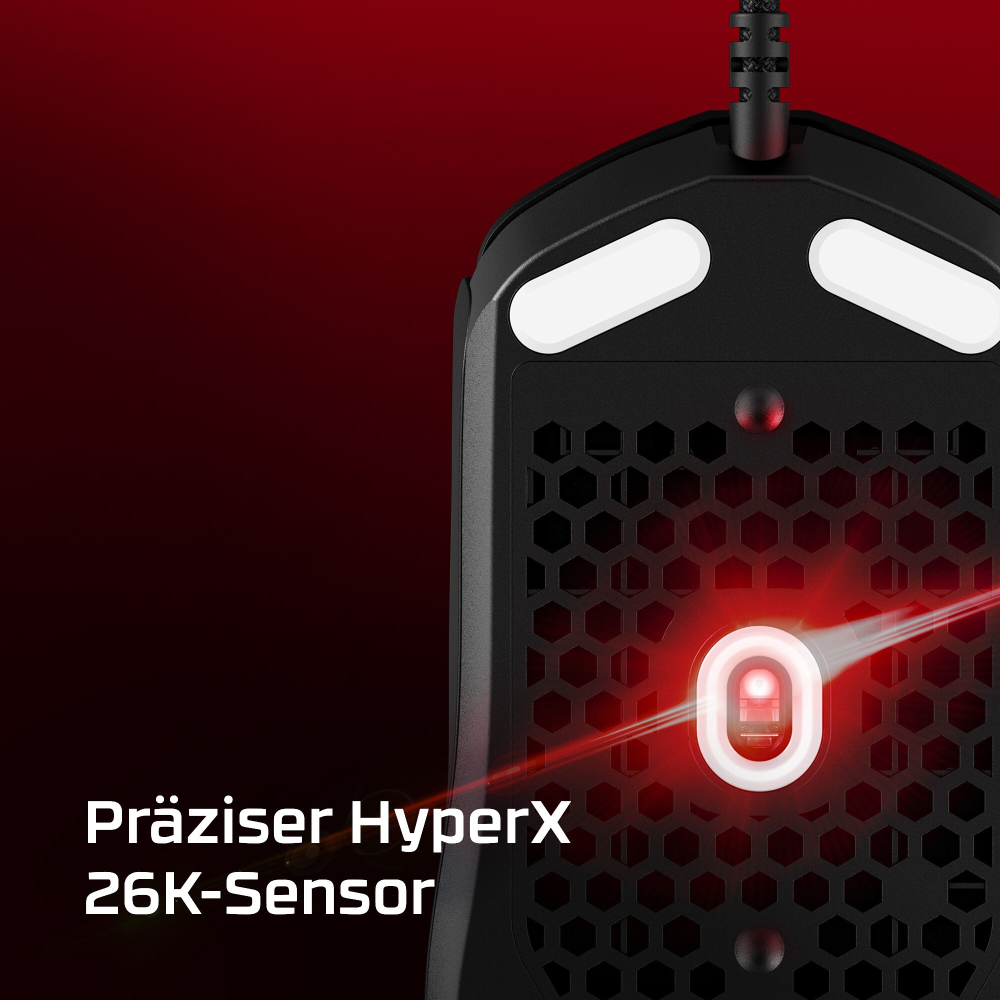 Schwarze HyperX Gaming-Maus, Nahaufnahme der Unterseite, mit rotem Sensorlicht und weißen Pads.