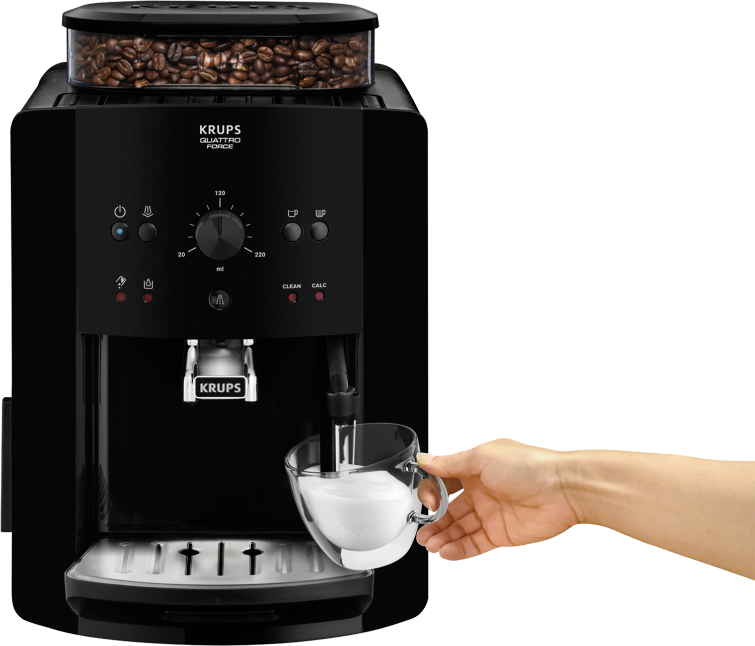 Zwarte koffiemachine met een hand die melk giet.