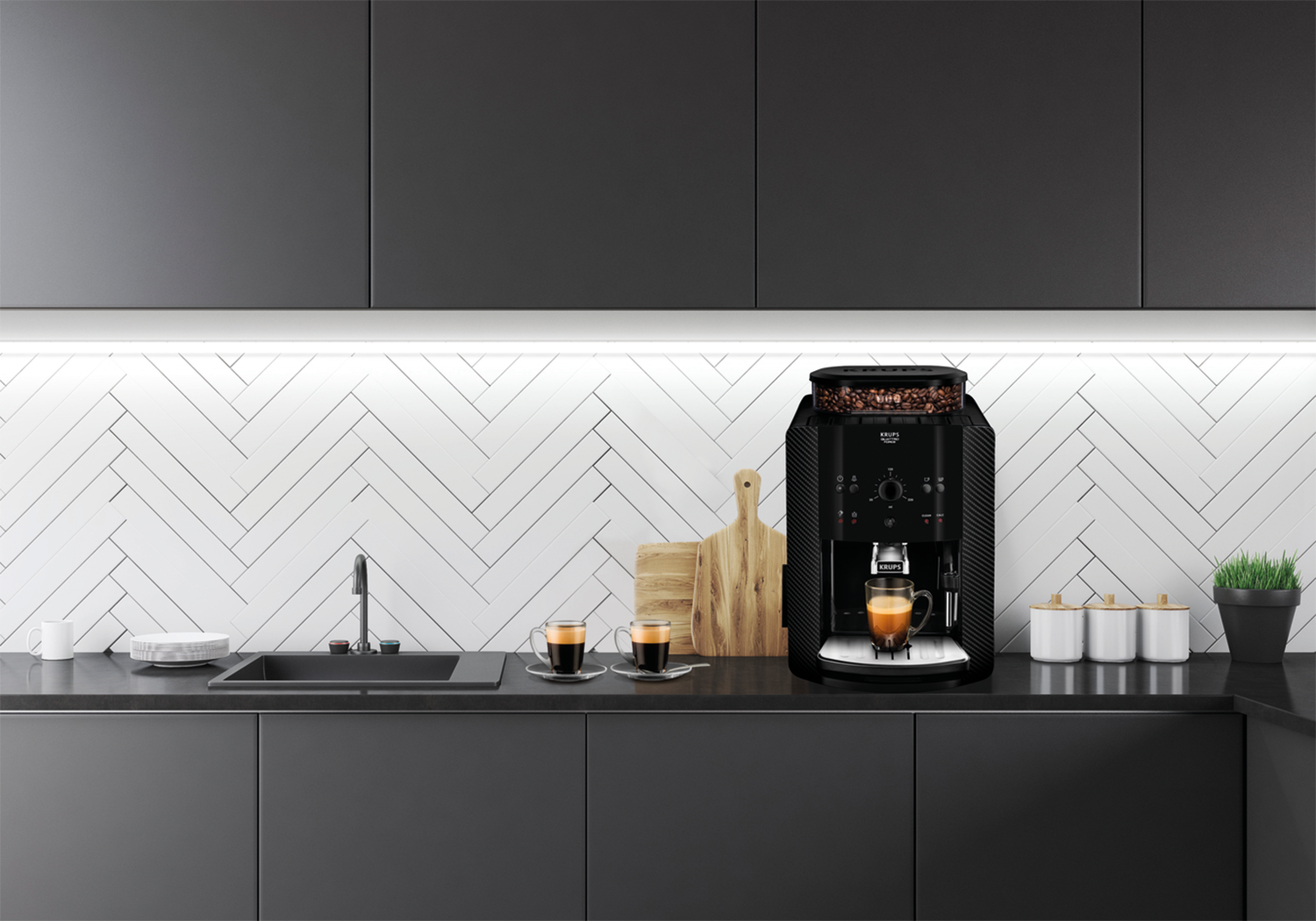 Een keuken met een donkere espressomachine naast een gootsteen en een houten snijplank.