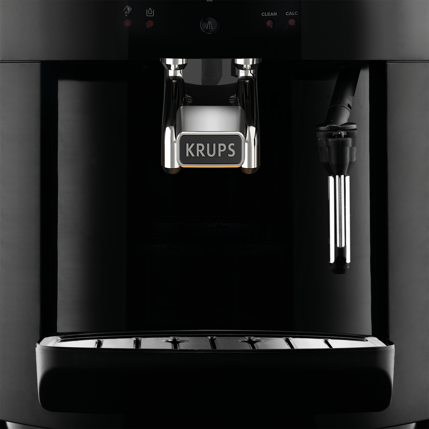 Zwarte Krups koffiemachine vooraanzicht. Zilveren details en logo zichtbaar. Zwarte bak onderaan.