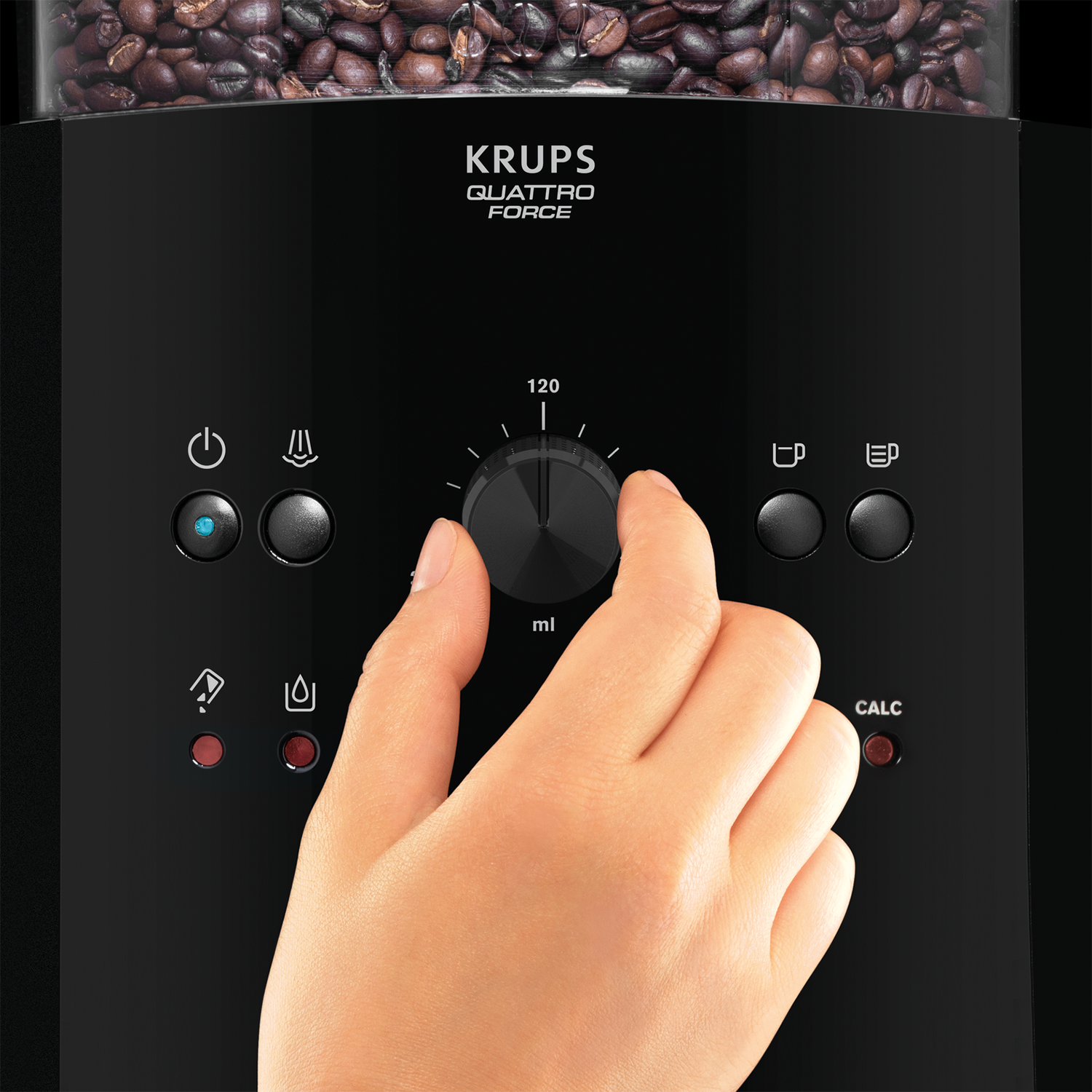 Koffiemachine met een hand die de hoeveelheid koffie aanpast.